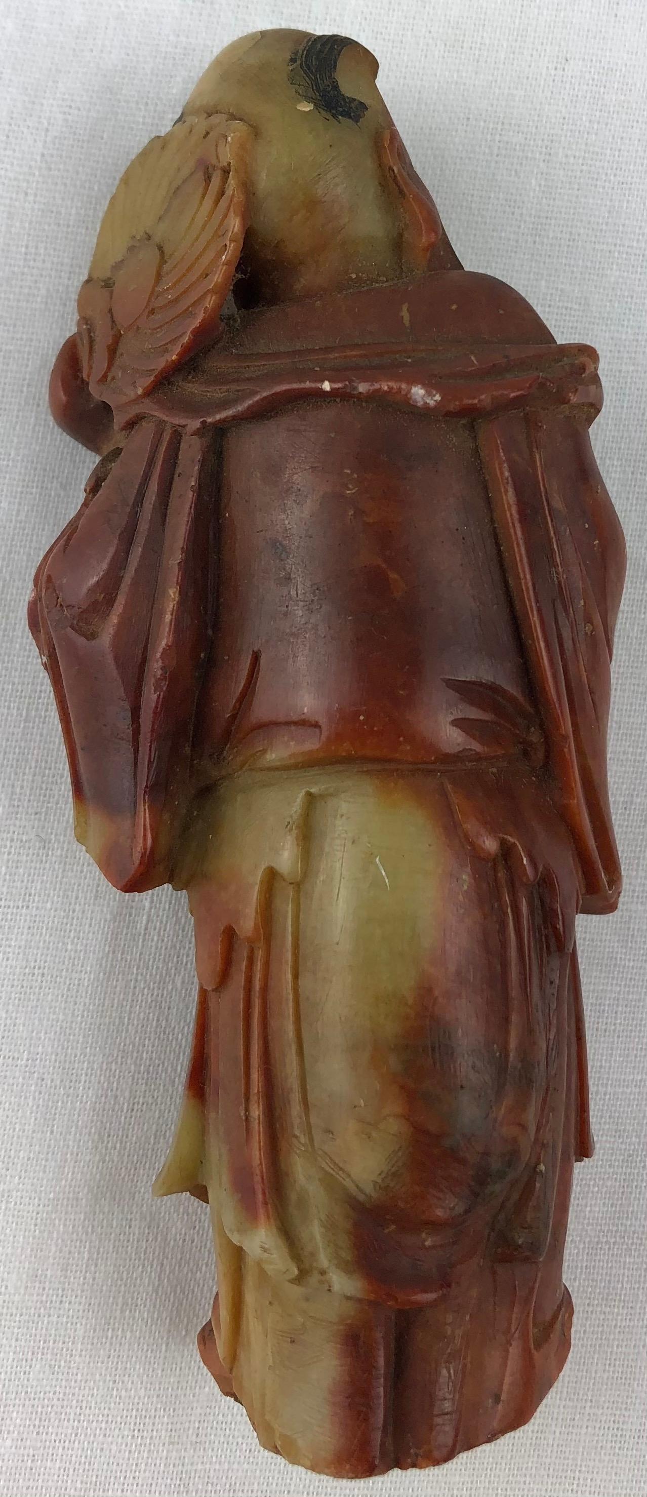 Kunstvoll aus bernsteinfarbenem Marmor geschnitzt ist diese figurative chinesische Statue oder Skulptur 
steht 4 1/8