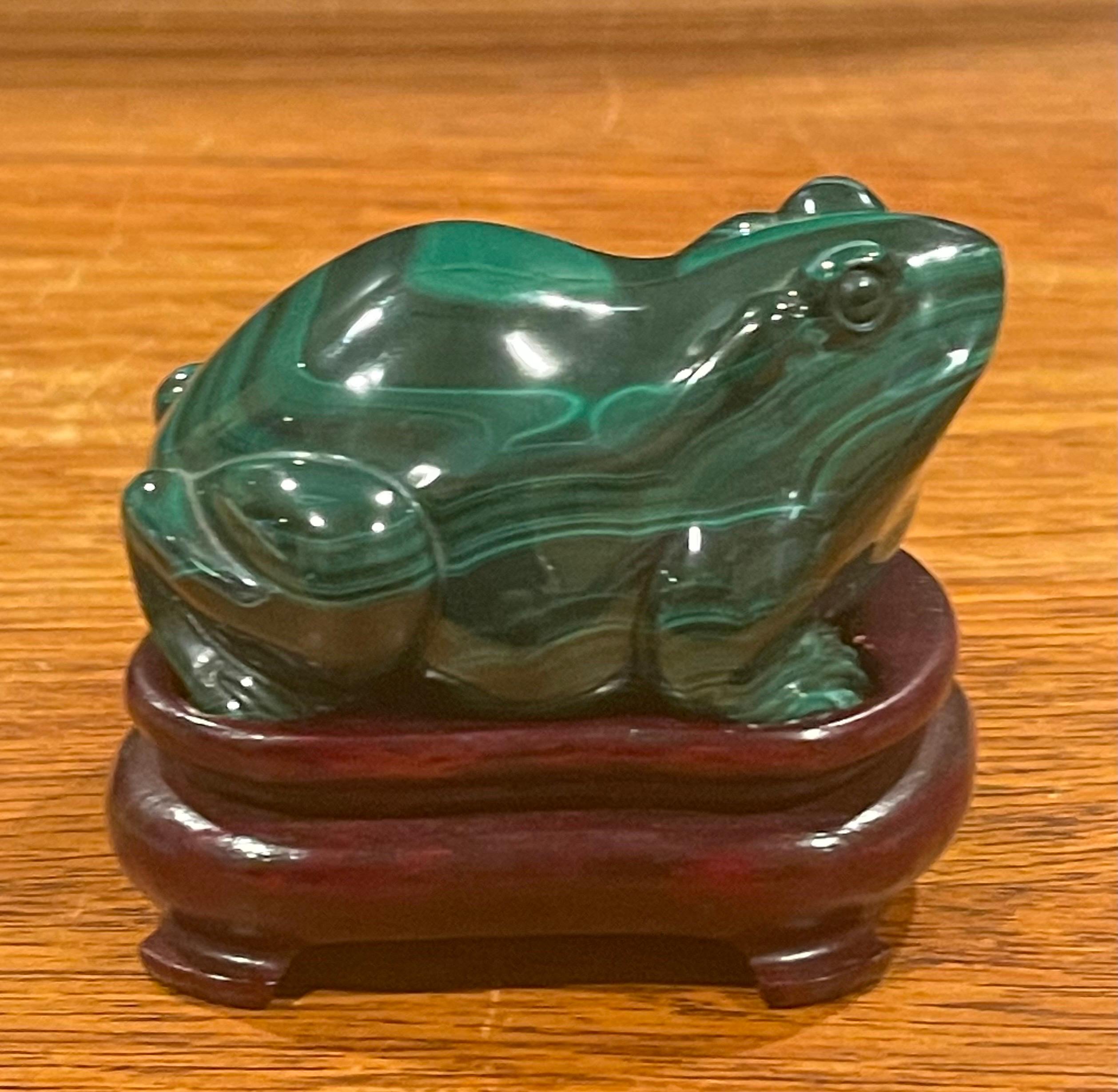 Hand Carved Chinese Malachite Frog / Toad Sculpture on Base In Good Condition In San Diego, CA