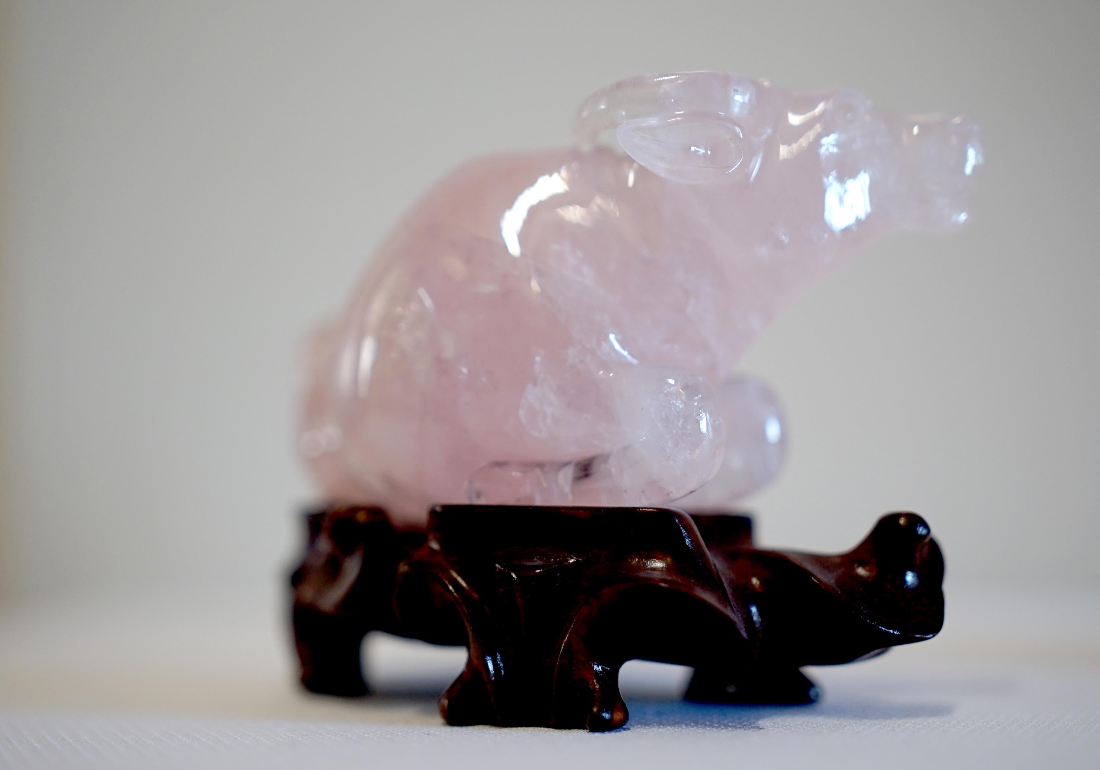 Exportation chinoise Bœuf chinois en quartz rose sculpté à la main sur un support en bois dur personnalisé en vente