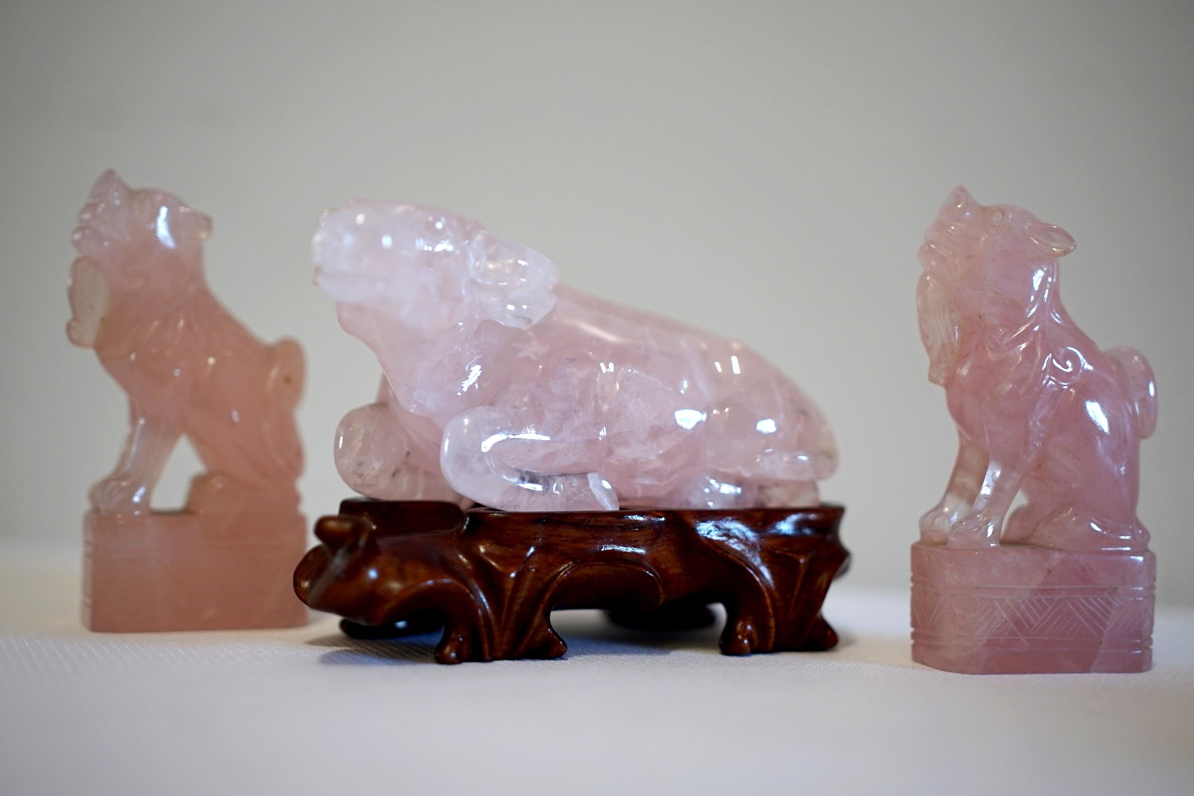 Sculpté à la main Bœuf chinois en quartz rose sculpté à la main sur un support en bois dur personnalisé en vente