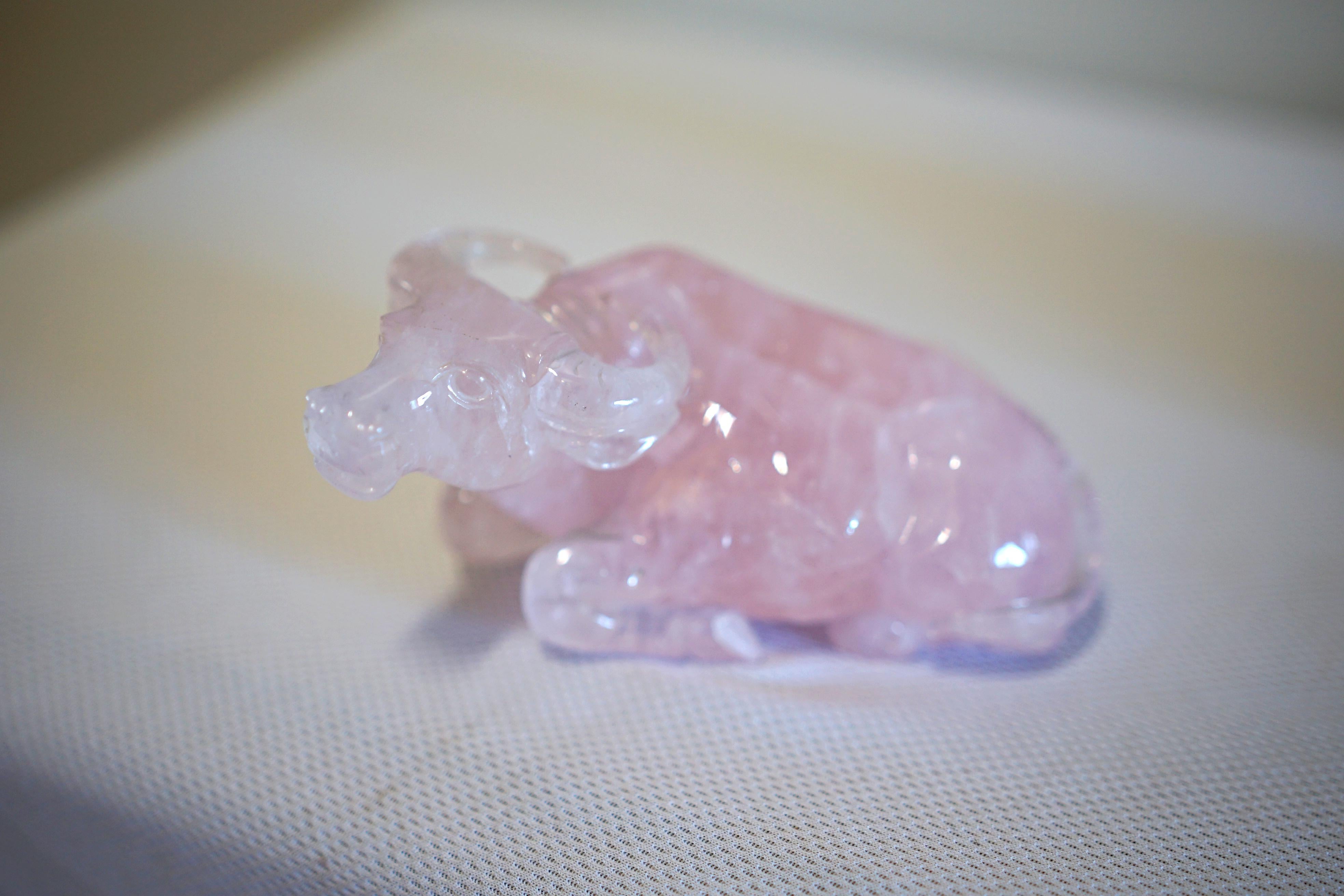 Quartz Bœuf chinois en quartz rose sculpté à la main sur un support en bois dur personnalisé en vente
