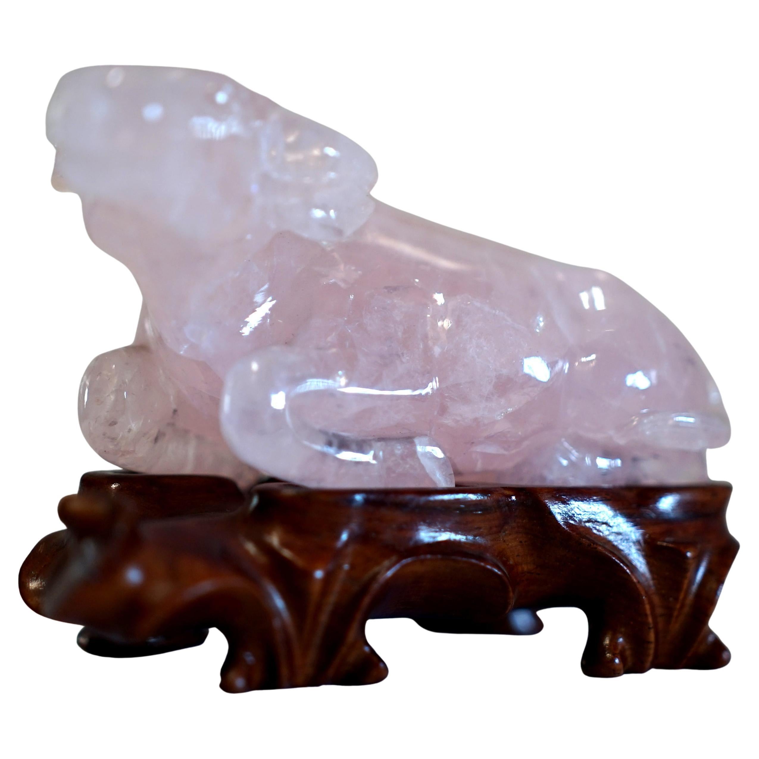 Bœuf chinois en quartz rose sculpté à la main sur un support en bois dur personnalisé en vente