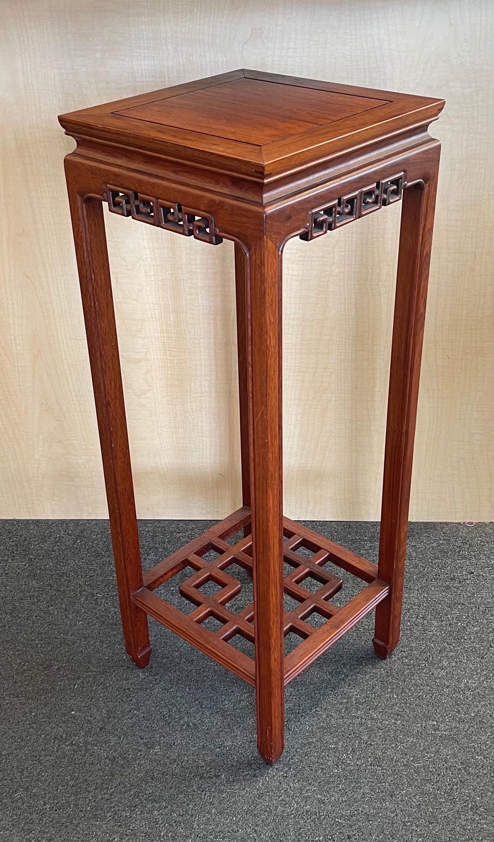 High quality vintage hand carved Chinese rosewood stand / pedestal, circa 1970s. The piece is in very good condition and measures 11.5