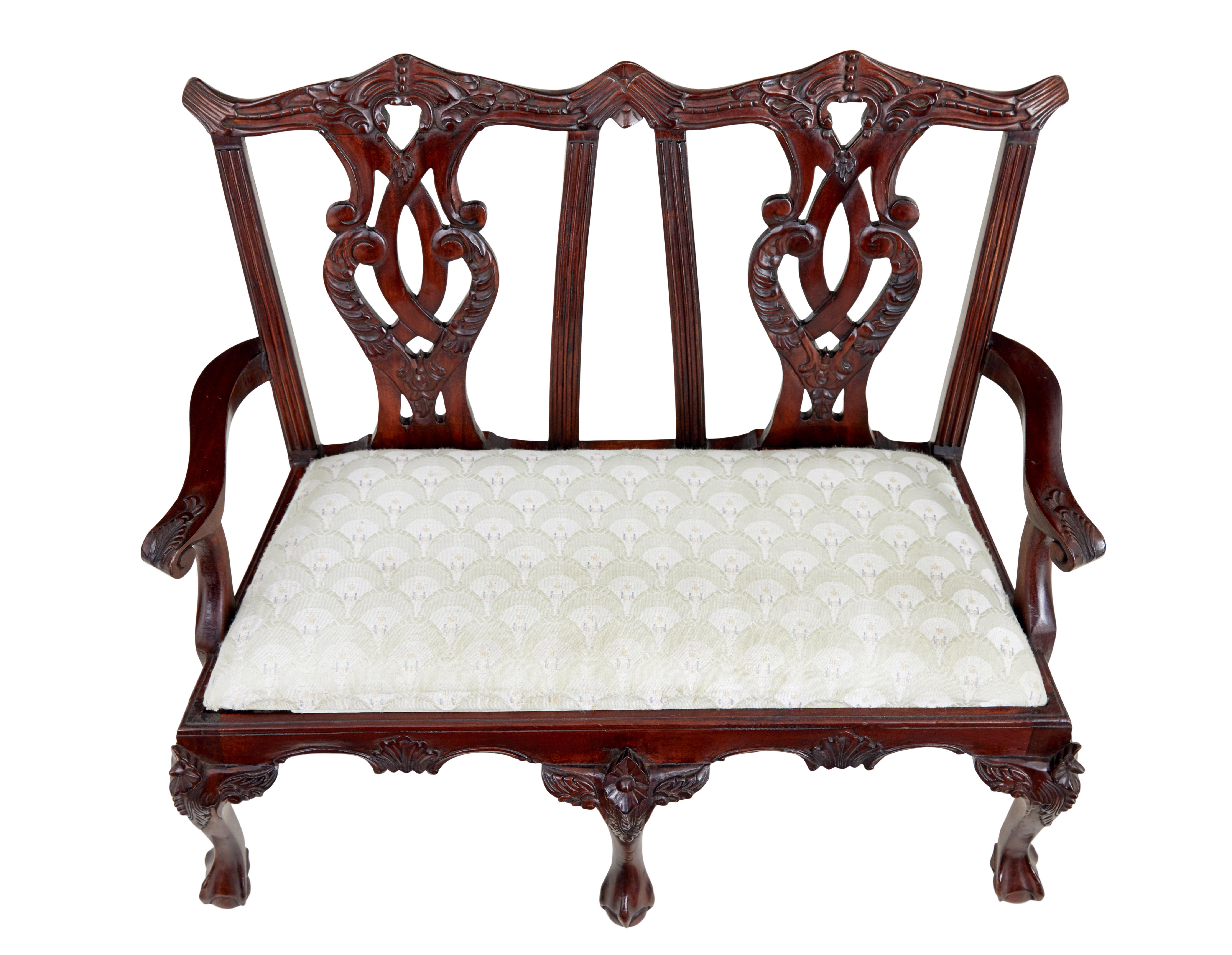 Silla miniatura de 2 asientos tallada a mano con influencia chippendale, hacia 1990.

Aquí tenemos un buen ejemplo de una conocida silla de doble asiento de diseño chippendale.  Bien tallado en madera de frutal mostrando todo el tallado detallado,