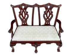 Sedia in miniatura a 2 posti intagliata a mano con influenza chippendale
