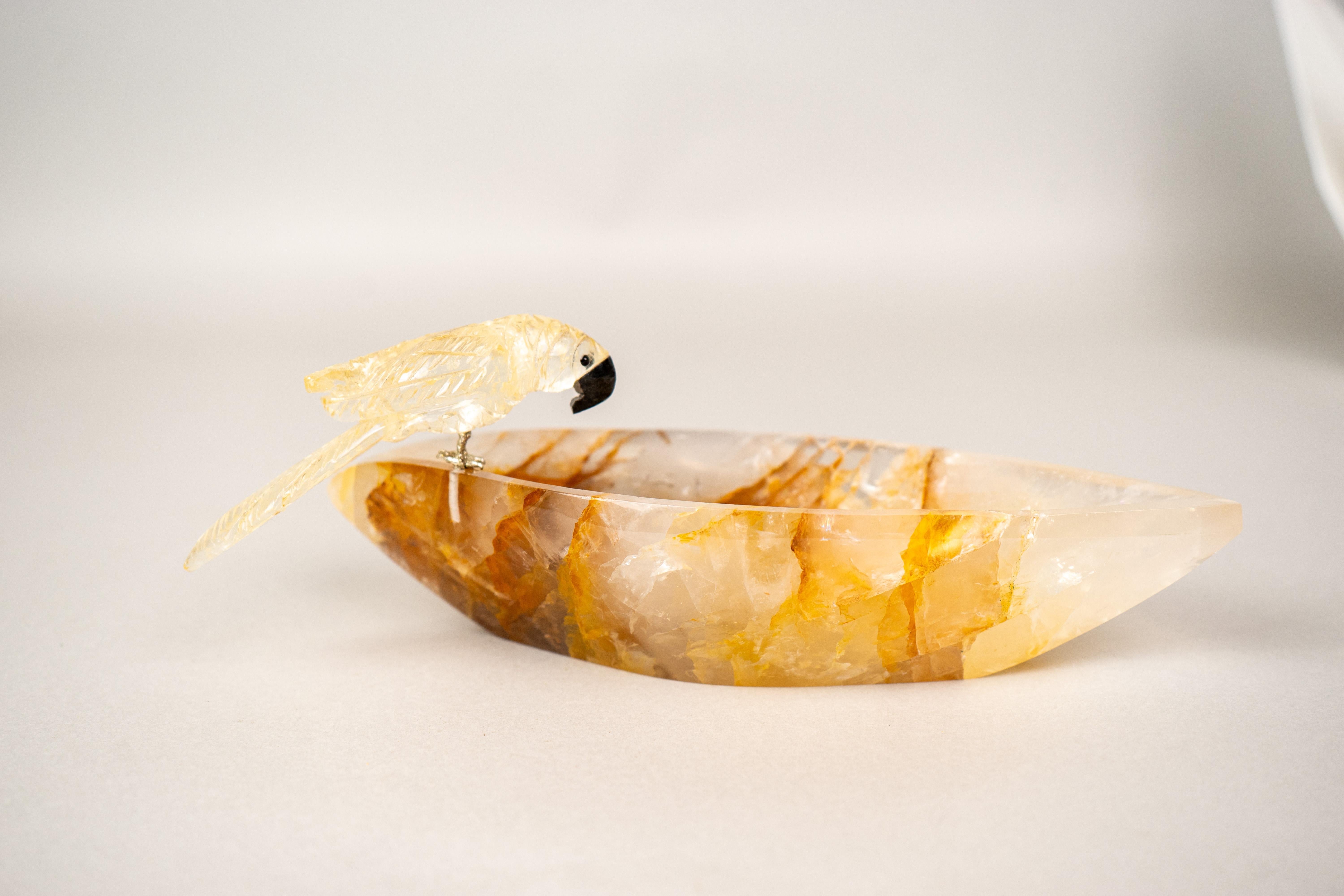 Hand-Carved Citrine Parrot on Hematite Golden Healer Bowl – Decorative Jewelry or Key Tray, Brazilian Stone Carving

▫️ Description

Depicting a graceful parrot, this hand-carved bowl draws inspiration from the world’s rich fauna and is crafted