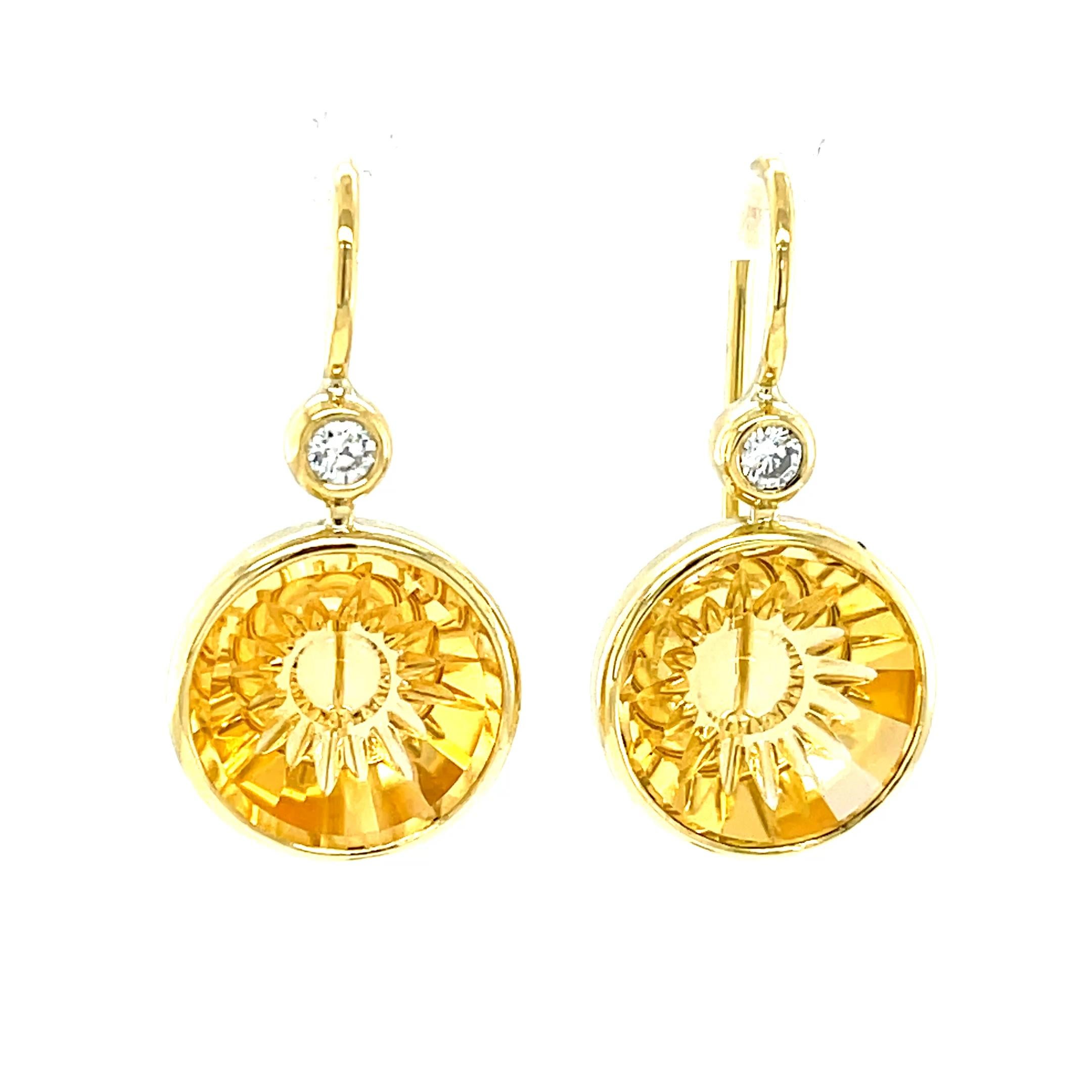 Estos pendientes maravillosamente originales presentan gemas de citrino doradas y brillantes, talladas a mano con alegres rayos de sol y engastadas en oro amarillo de 18 quilates con detalles de diamantes. Los citrinos redondos de 14 mm son únicos,