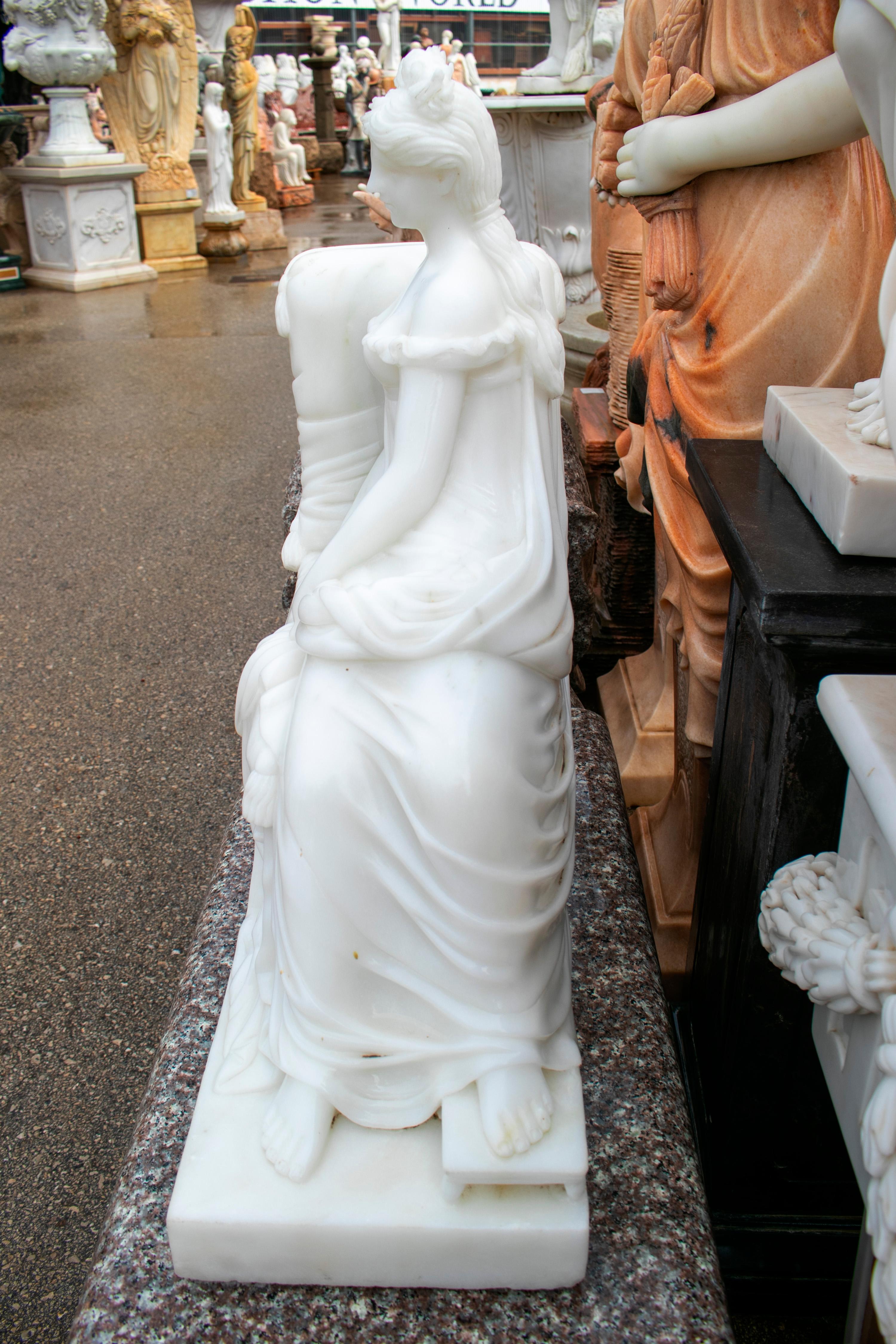 Intagliato a mano Dama classica in marmo bianco scolpita a mano seduta su una chaise lounge in vendita