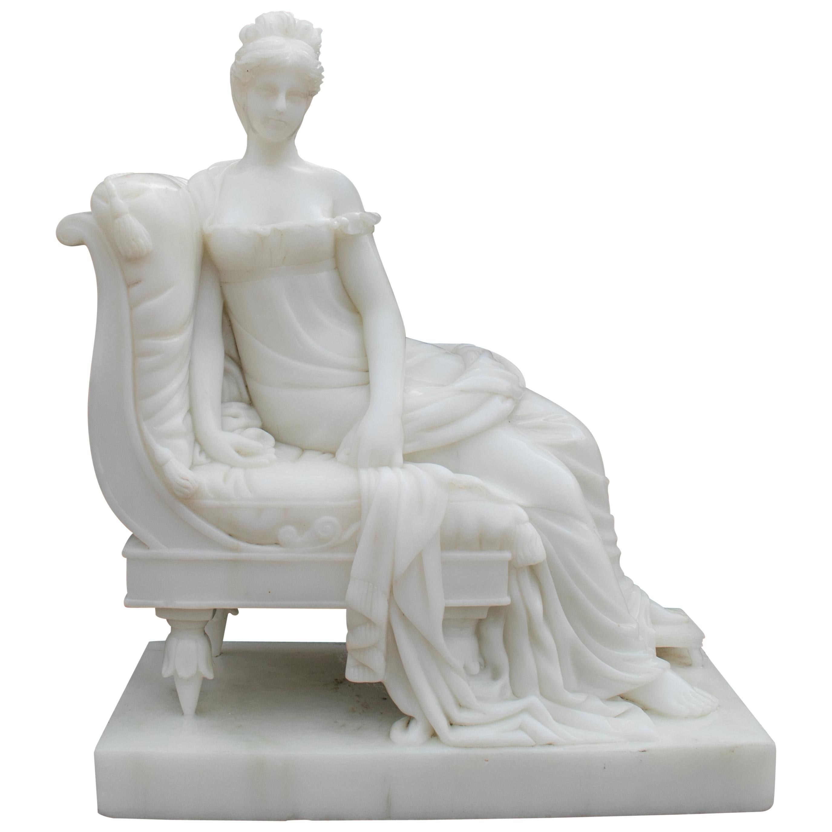 Handgeschnitzte klassische Dame aus weißem Marmor auf einer Chaise Lounge sitzend