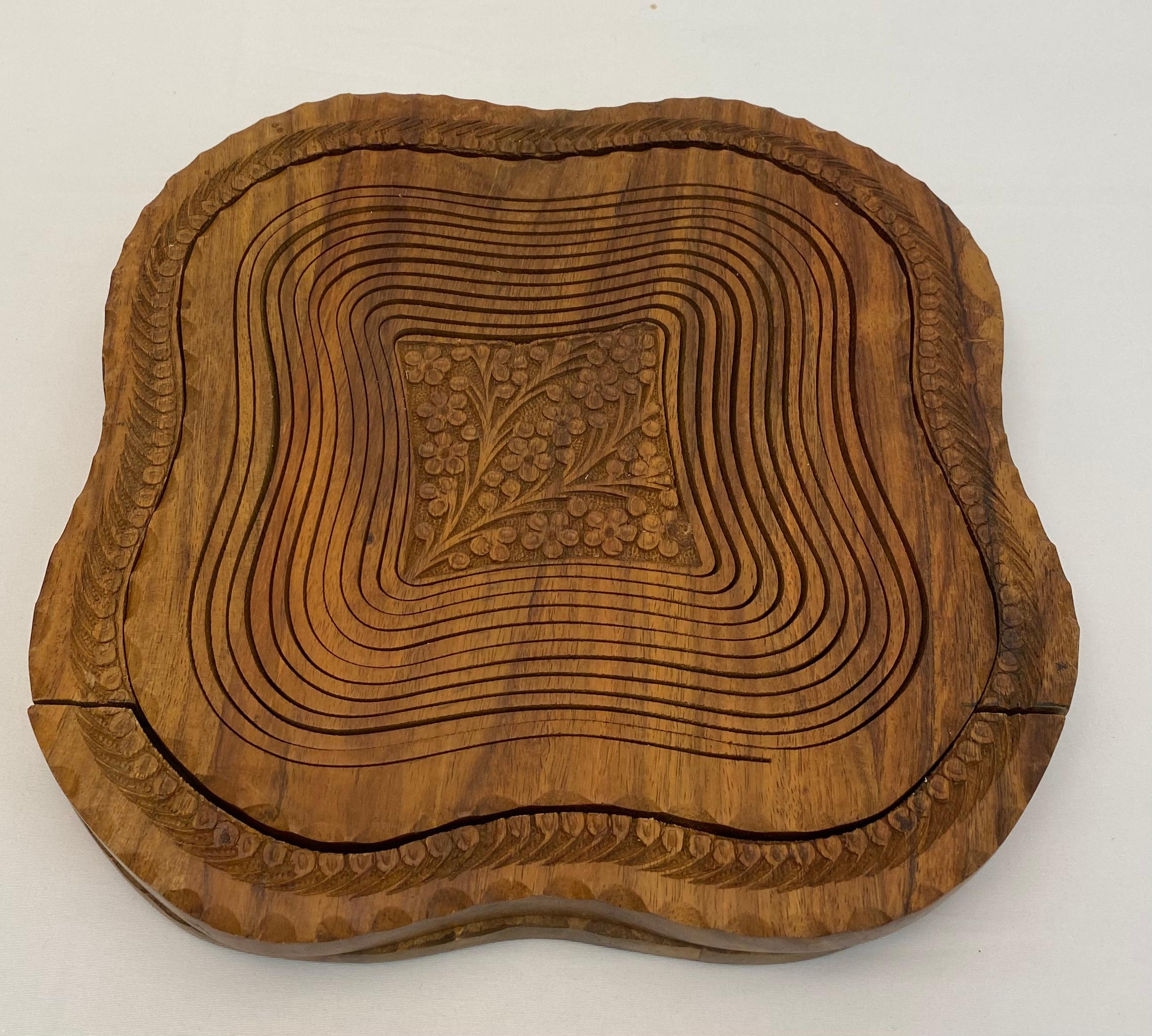 Cesta de fruta de madera tallada a mano y plegable Estadounidense en venta