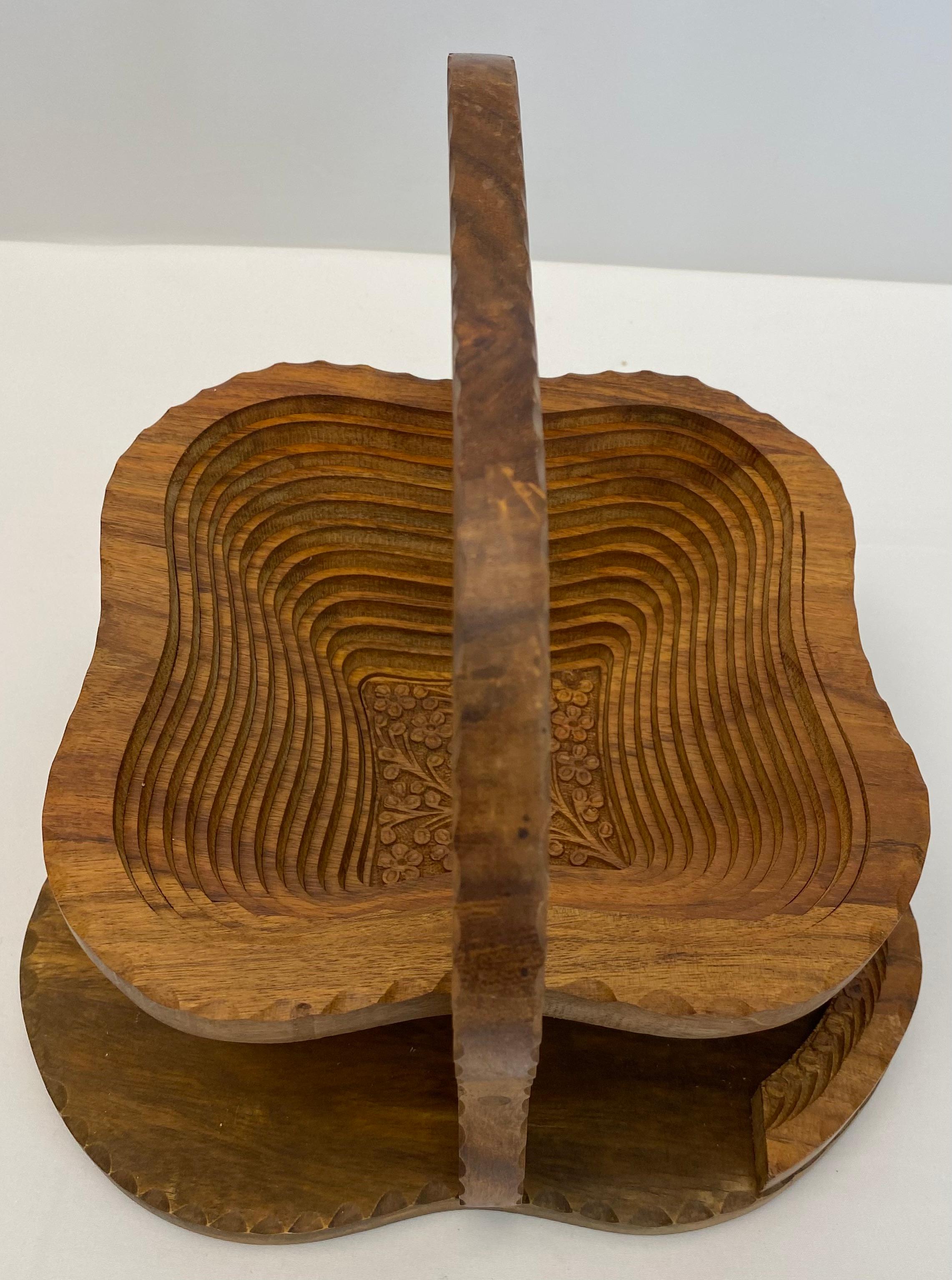 Wooden Fruit Basket Hand-Carved and Collapsible  In Good Condition For Sale In Miami, FL