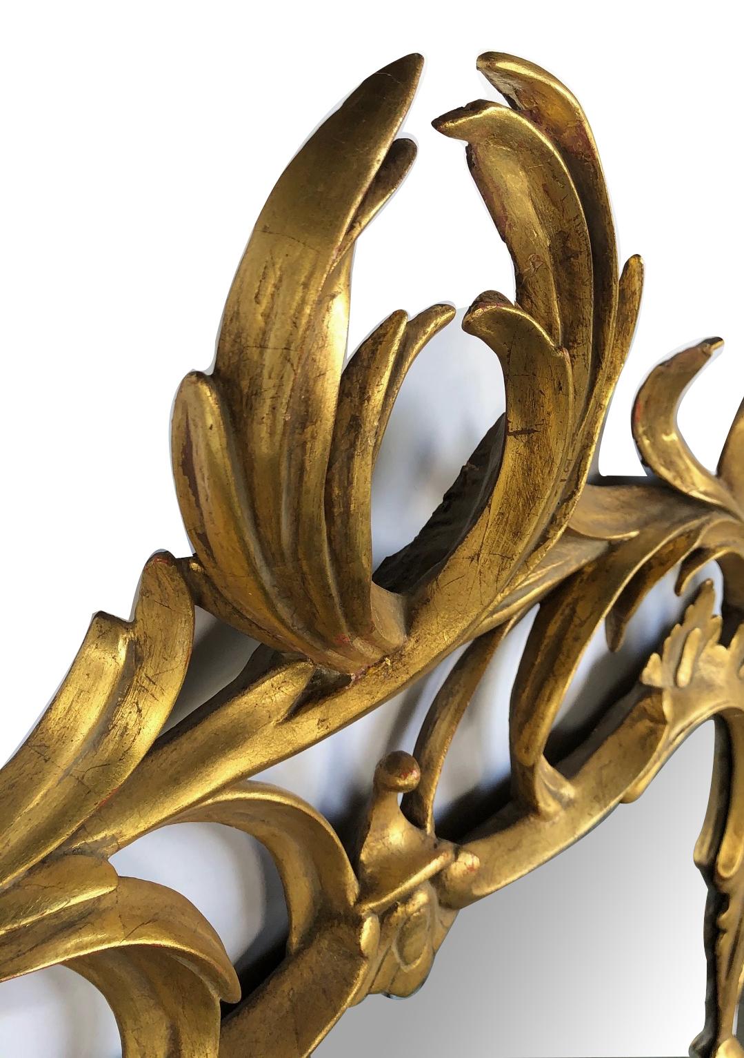 Néo-rococo Miroir en bois doré à feuillage, sculpté à la main, de style néo-rococo continental en vente