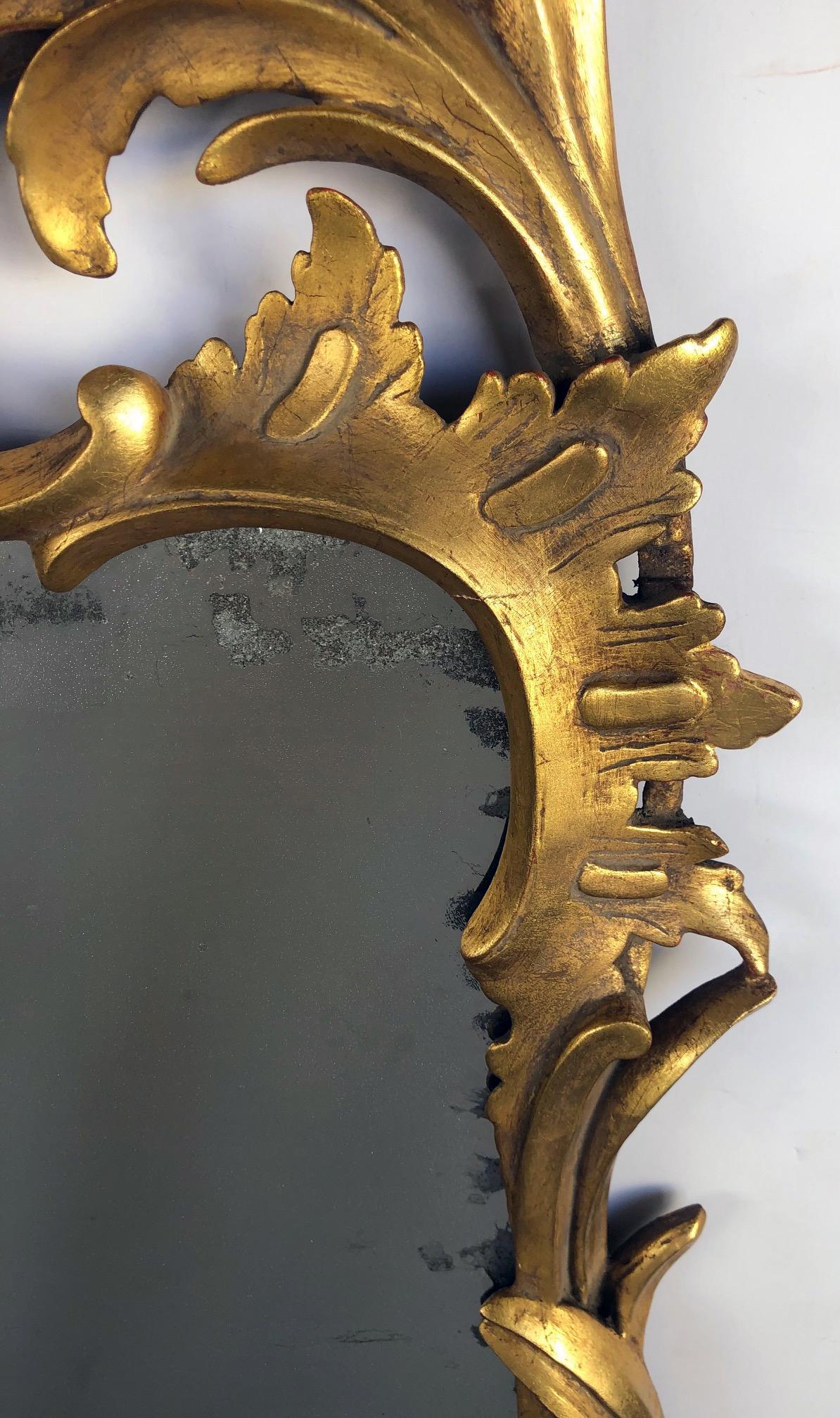 Bois doré Miroir en bois doré à feuillage, sculpté à la main, de style néo-rococo continental en vente