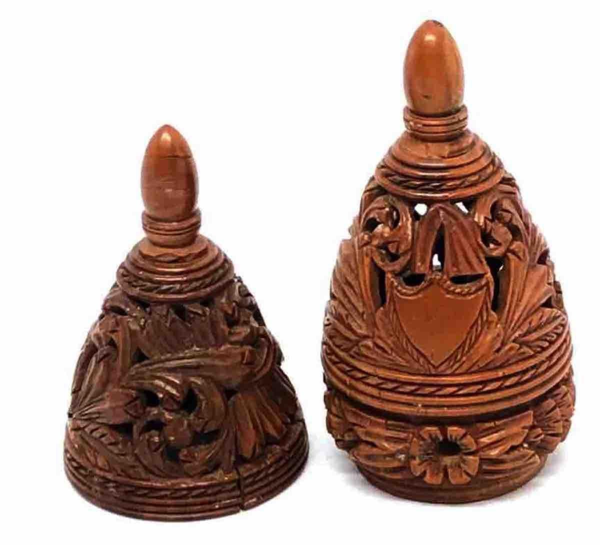 Hand Carved Coquille Nut Egg Box 19th Century Flea Trap Pomander Needle Case In Good Condition In Nuernberg, DE
