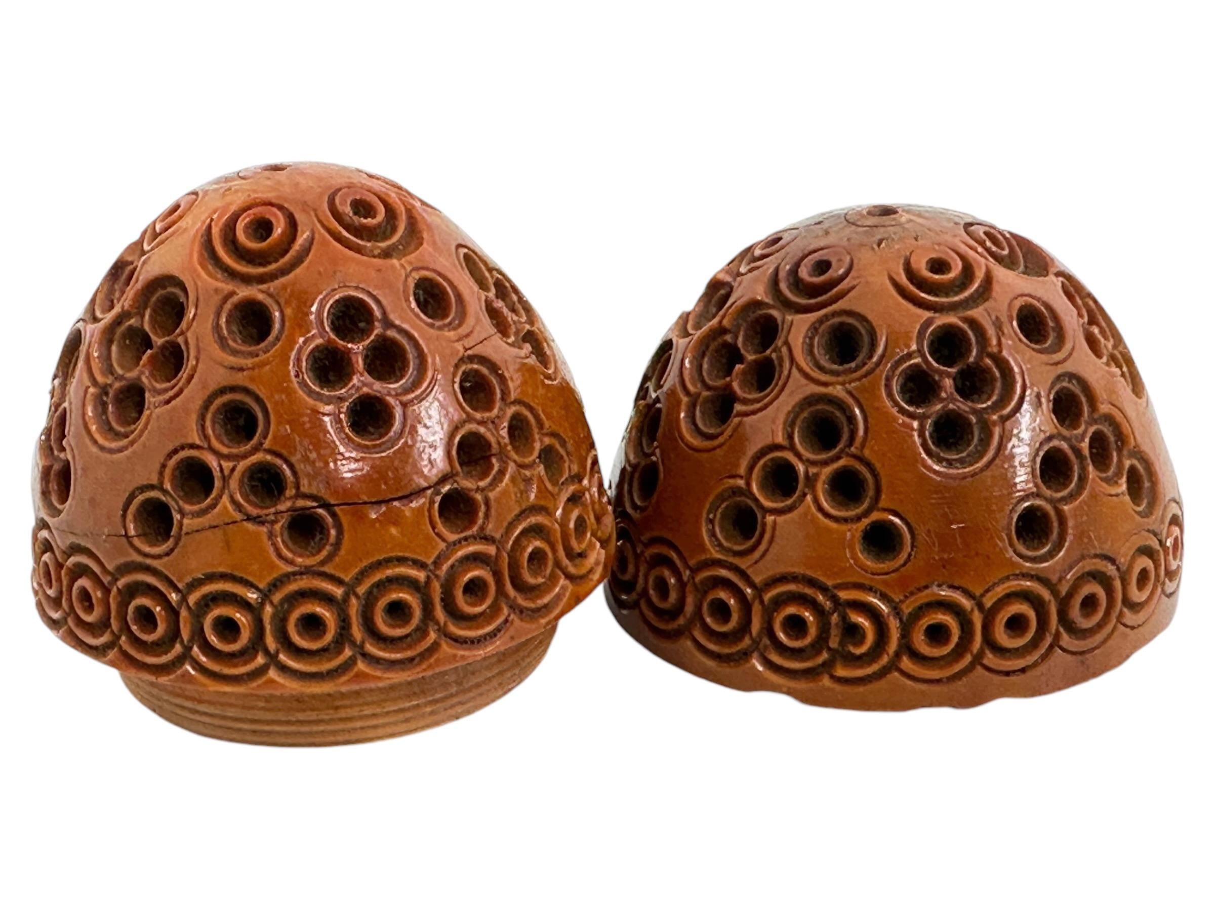 Boîte à oeufs en coquille sculptée à la main 19ème siècle Piège à puces Pomander Needle Case en vente 2