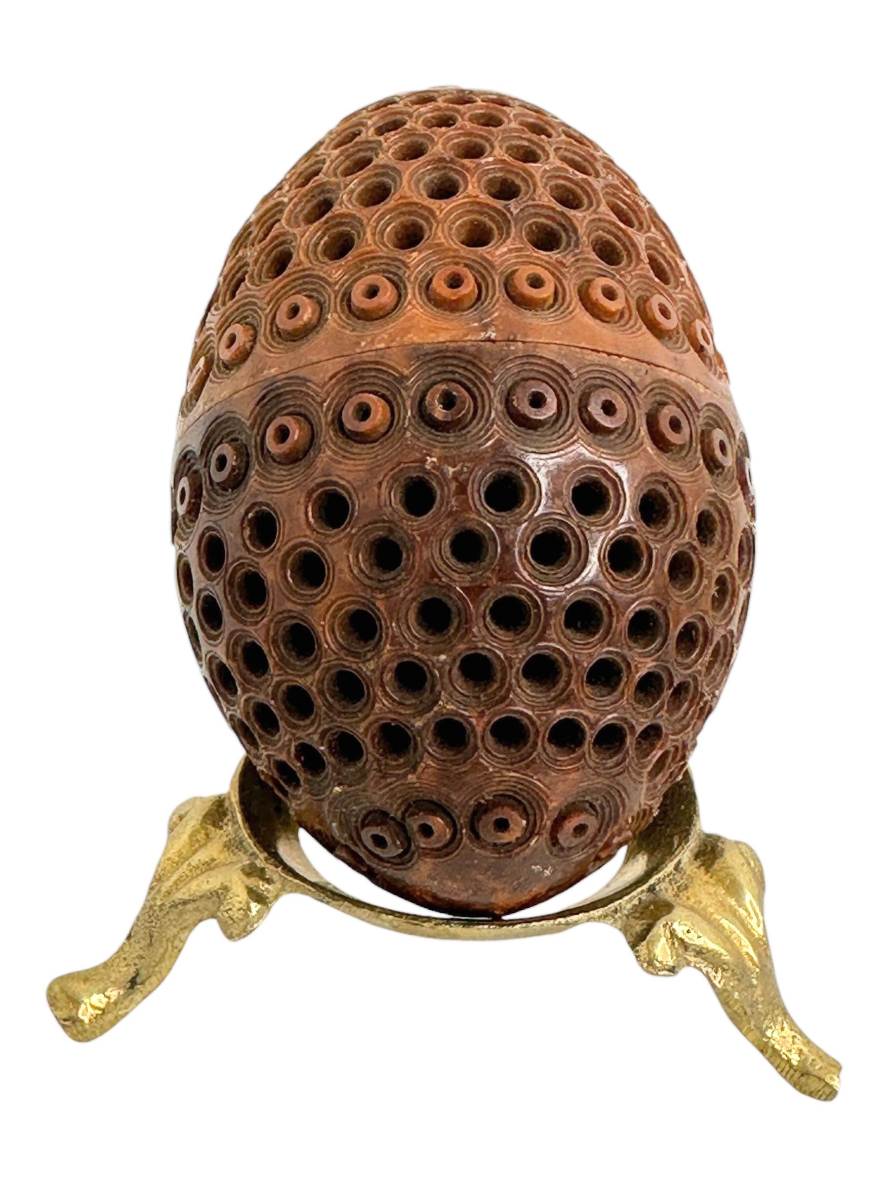 Une belle boîte à œufs en coquille sculptée à la main. Belle sculpture, belle patine, se dévisse au centre pour s'ouvrir.
À l'origine, il s'agissait d'un piège à puces. Les choses étaient différentes à l'époque et les pesticides n'étaient pas