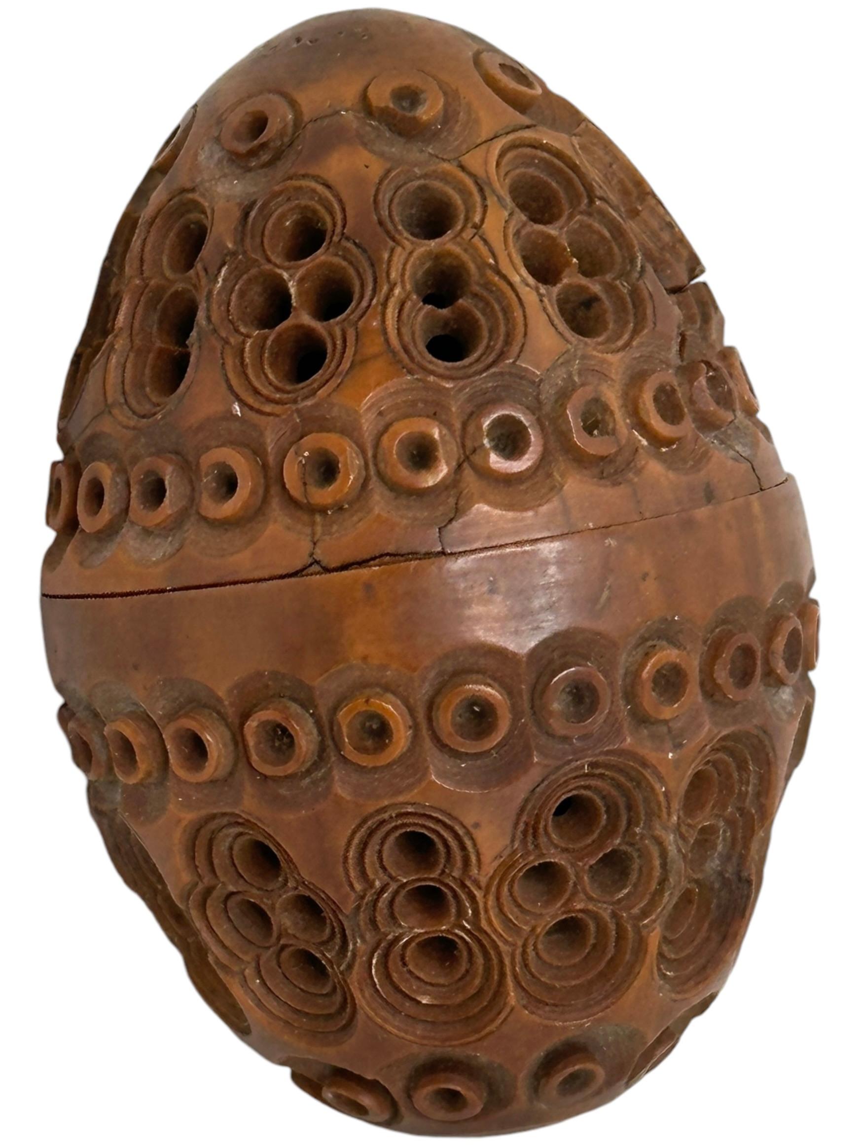Une belle boîte à œufs en coquille sculptée à la main. Belle sculpture, belle patine, se dévisse au centre pour s'ouvrir.
À l'origine, il s'agissait d'un piège à puces. Les choses étaient différentes à l'époque et les pesticides n'étaient pas