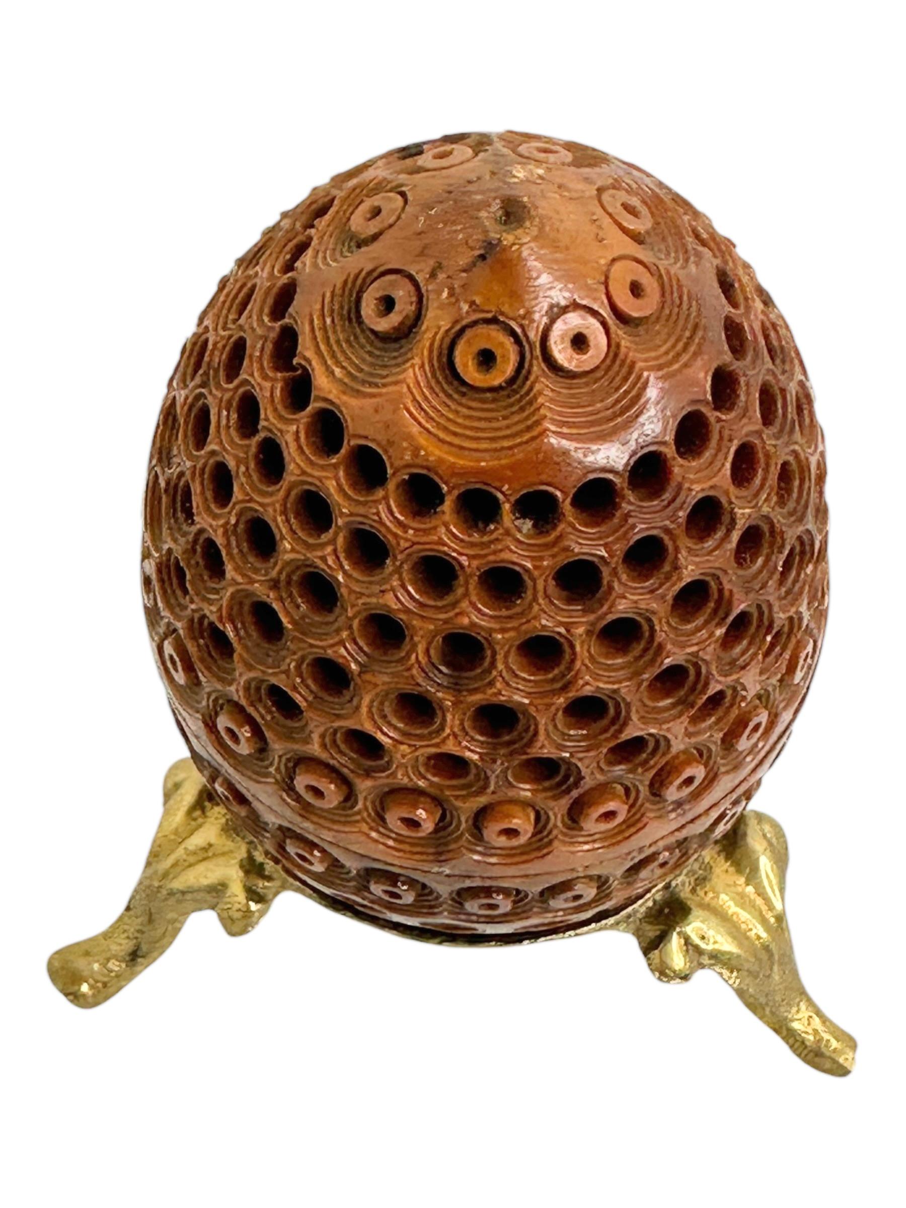 Victorien Boîte à oeufs en coquille sculptée à la main 19ème siècle Piège à puces Pomander Needle Case en vente