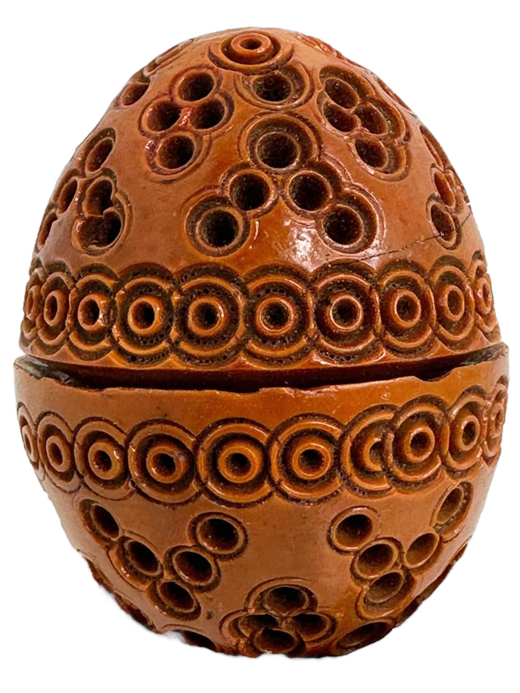 Victorien Boîte à oeufs en coquille sculptée à la main 19ème siècle Piège à puces Pomander Needle Case en vente