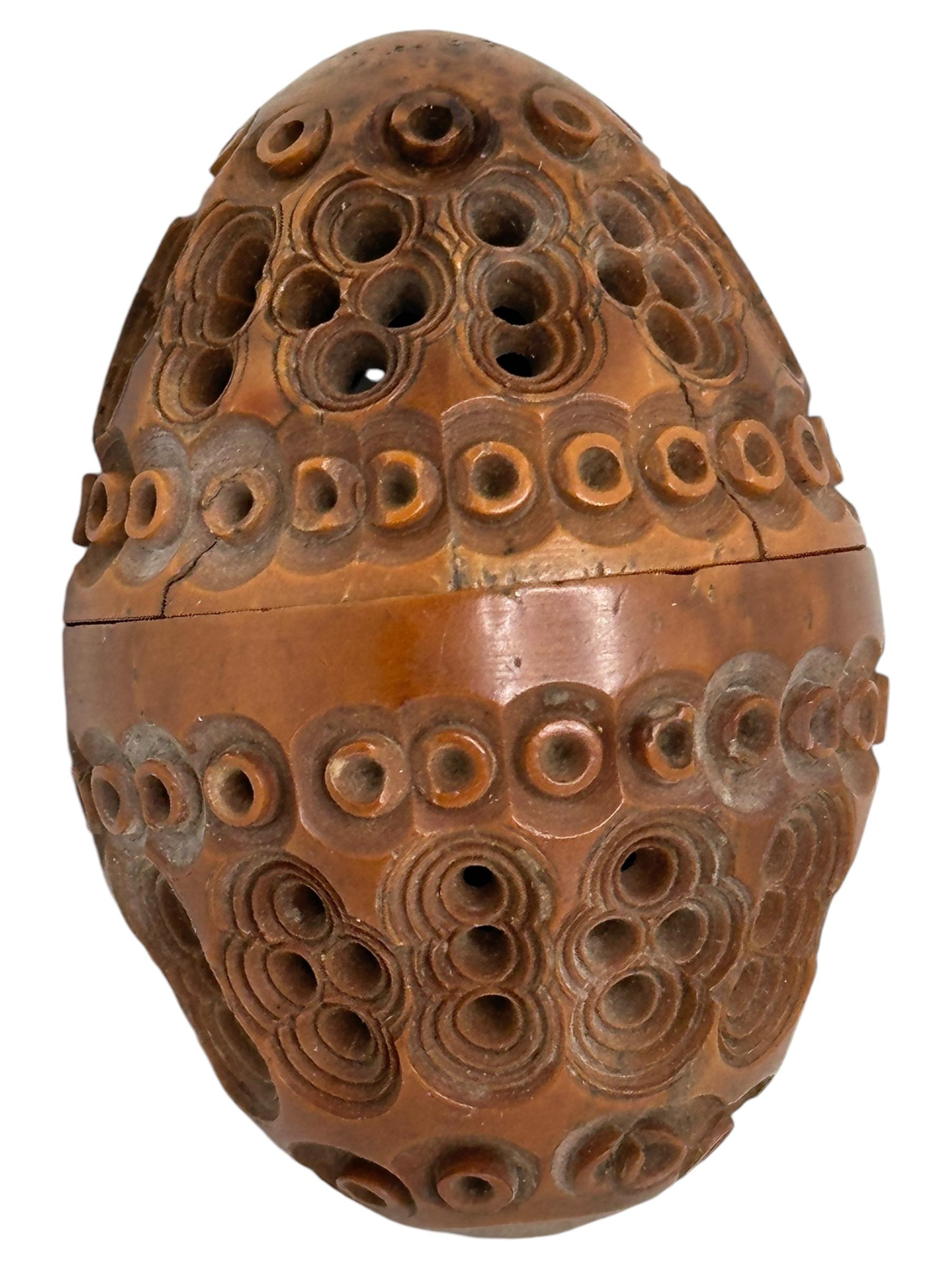Victorien Boîte à oeufs en coquille sculptée à la main 19ème siècle Piège à puces Pomander Needle Case en vente