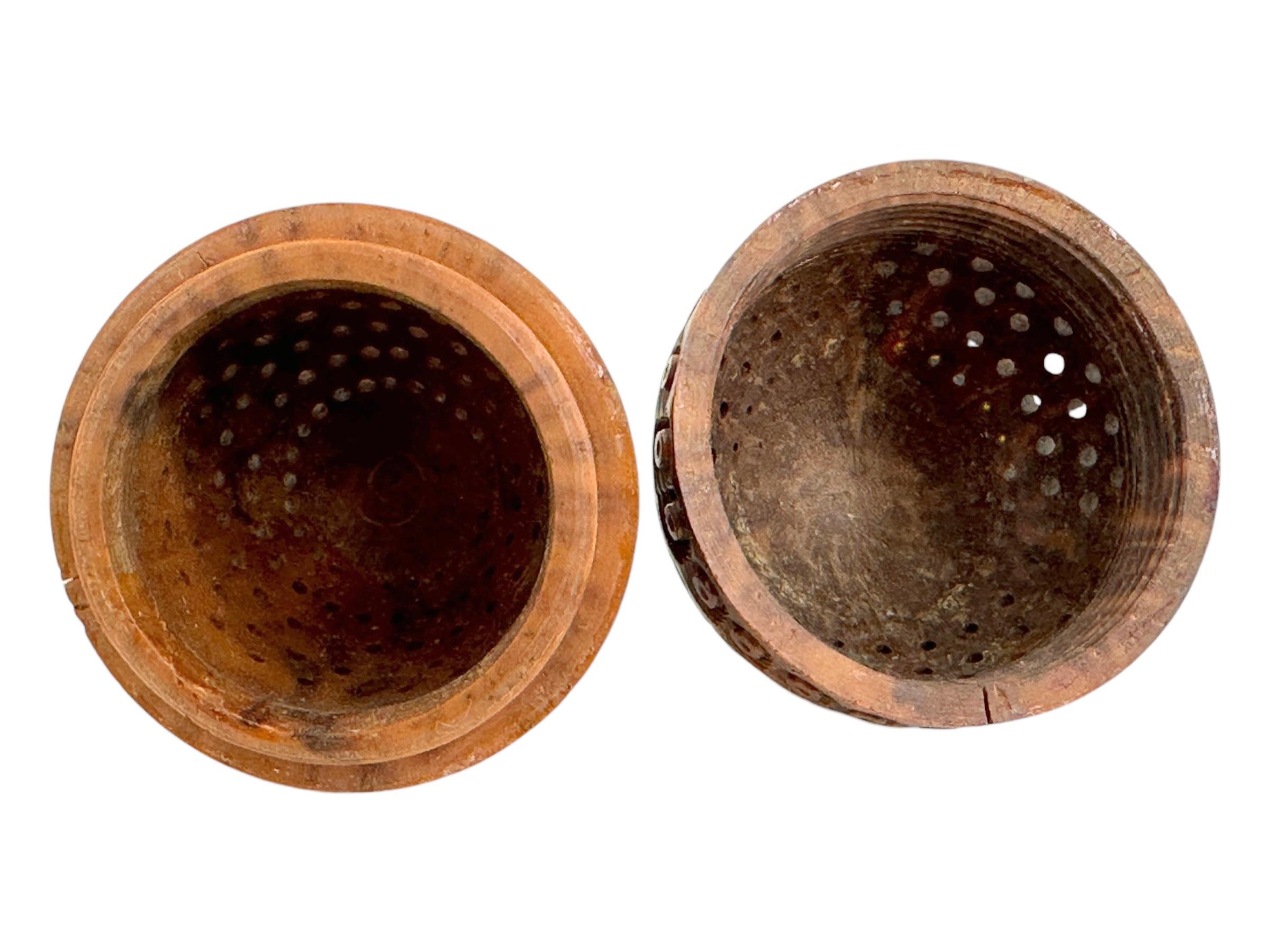 Anglais Boîte à oeufs en coquille sculptée à la main 19ème siècle Piège à puces Pomander Needle Case en vente