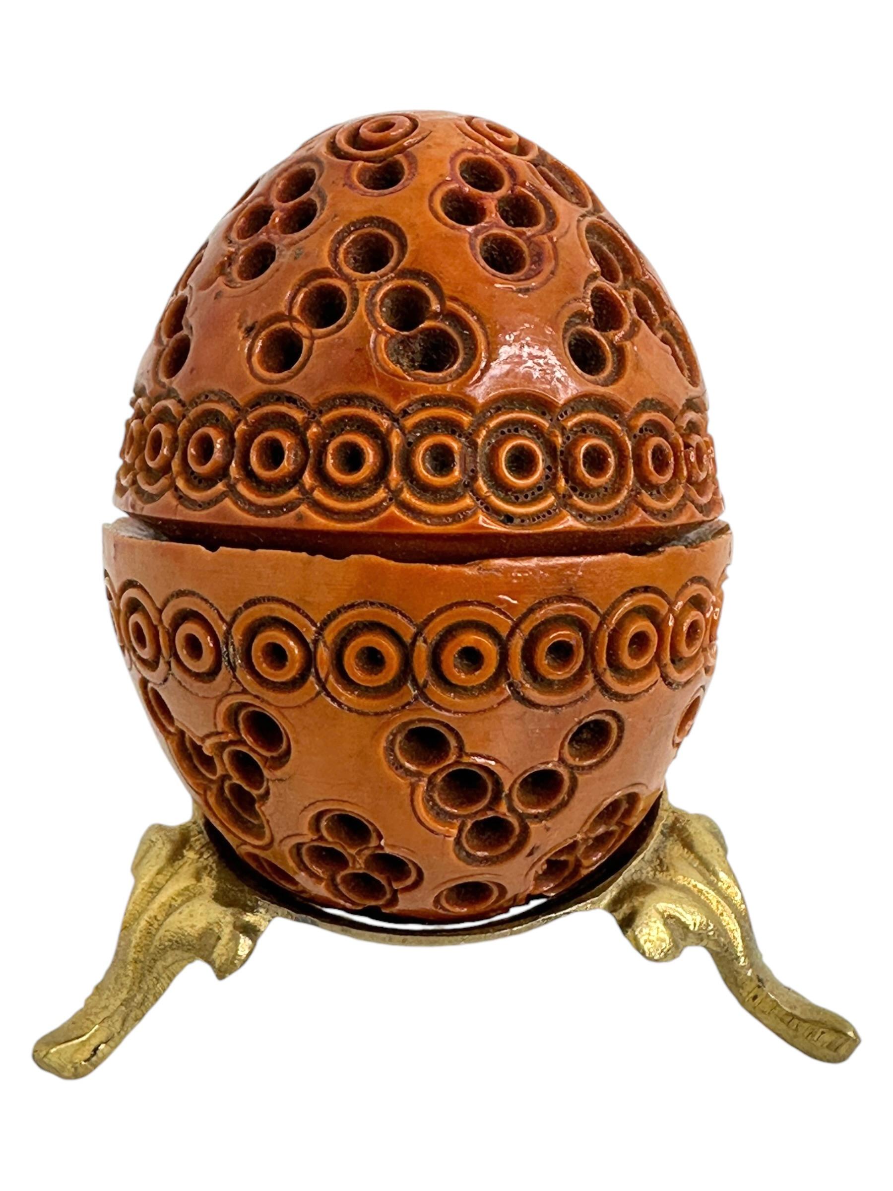 Anglais Boîte à oeufs en coquille sculptée à la main 19ème siècle Piège à puces Pomander Needle Case en vente