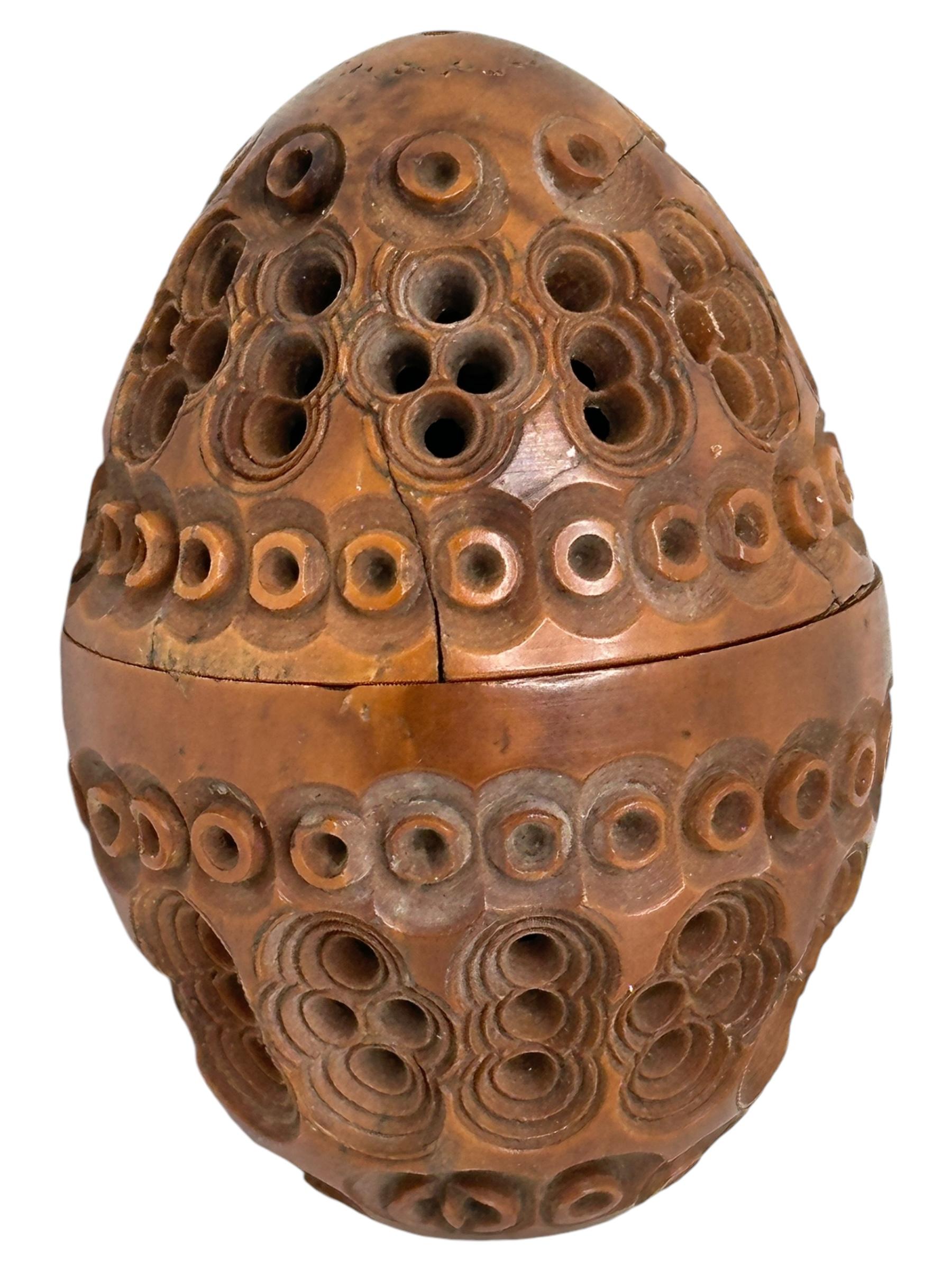 Anglais Boîte à oeufs en coquille sculptée à la main 19ème siècle Piège à puces Pomander Needle Case en vente
