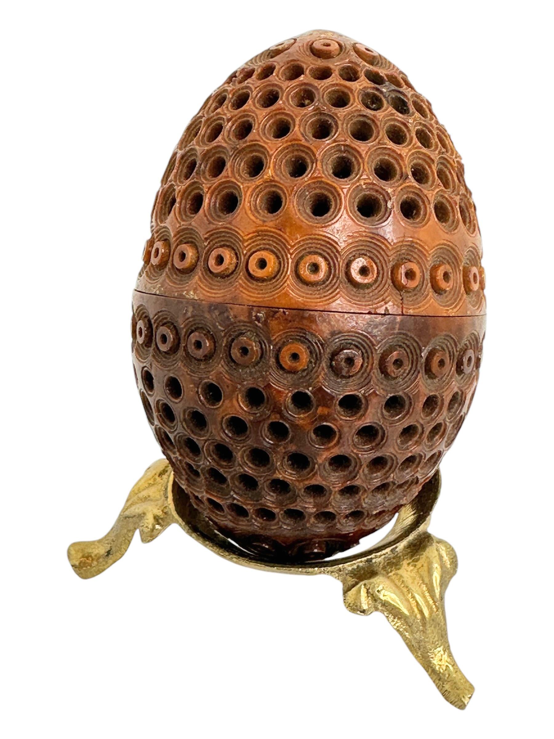 Sculpté à la main Boîte à oeufs en coquille sculptée à la main 19ème siècle Piège à puces Pomander Needle Case en vente