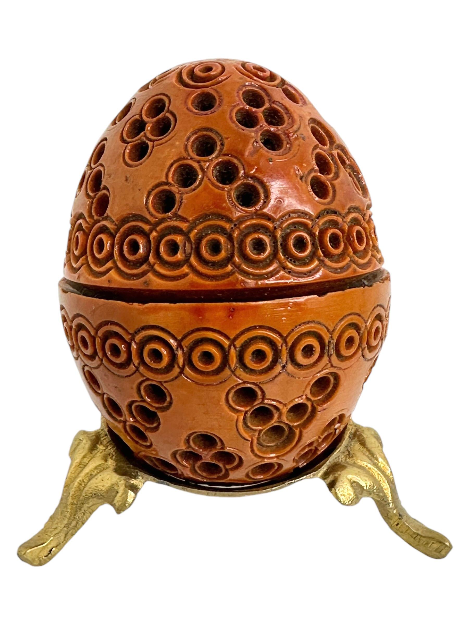 Sculpté à la main Boîte à oeufs en coquille sculptée à la main 19ème siècle Piège à puces Pomander Needle Case en vente