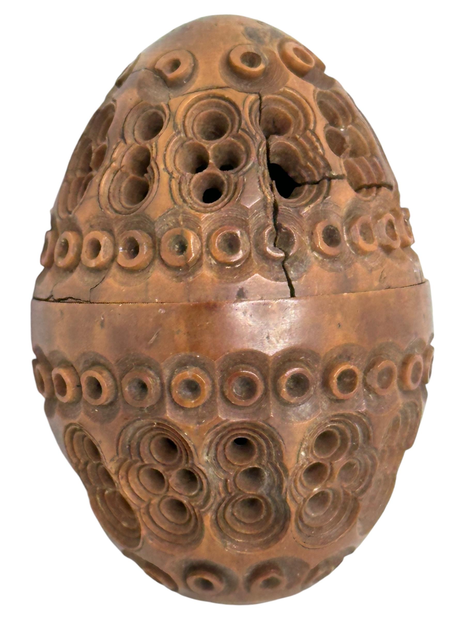 Sculpté à la main Boîte à oeufs en coquille sculptée à la main 19ème siècle Piège à puces Pomander Needle Case en vente