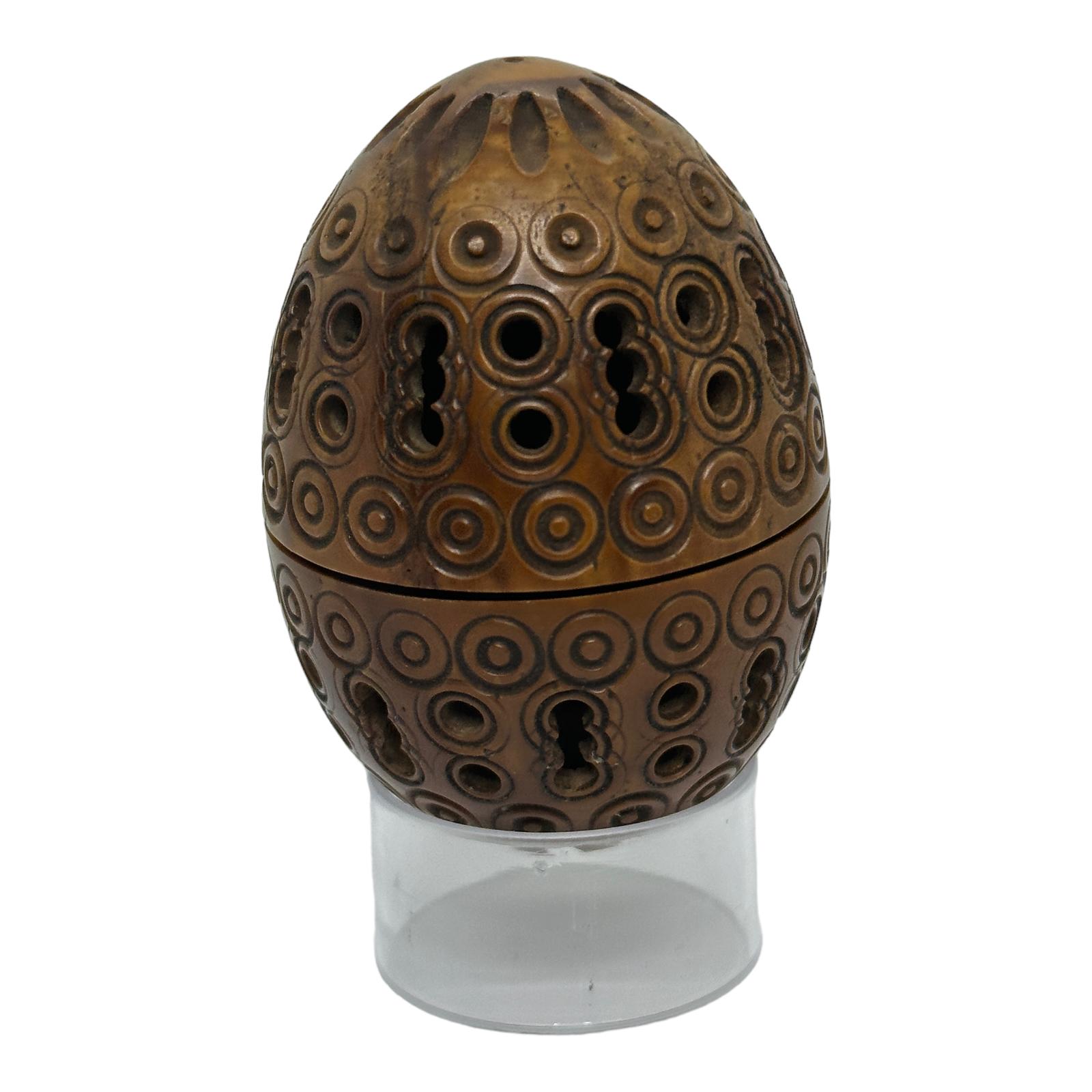 Boîte à oeufs en coquille sculptée à la main 19ème siècle Piège à puces Pomander Needle Case Bon état - En vente à Nuernberg, DE