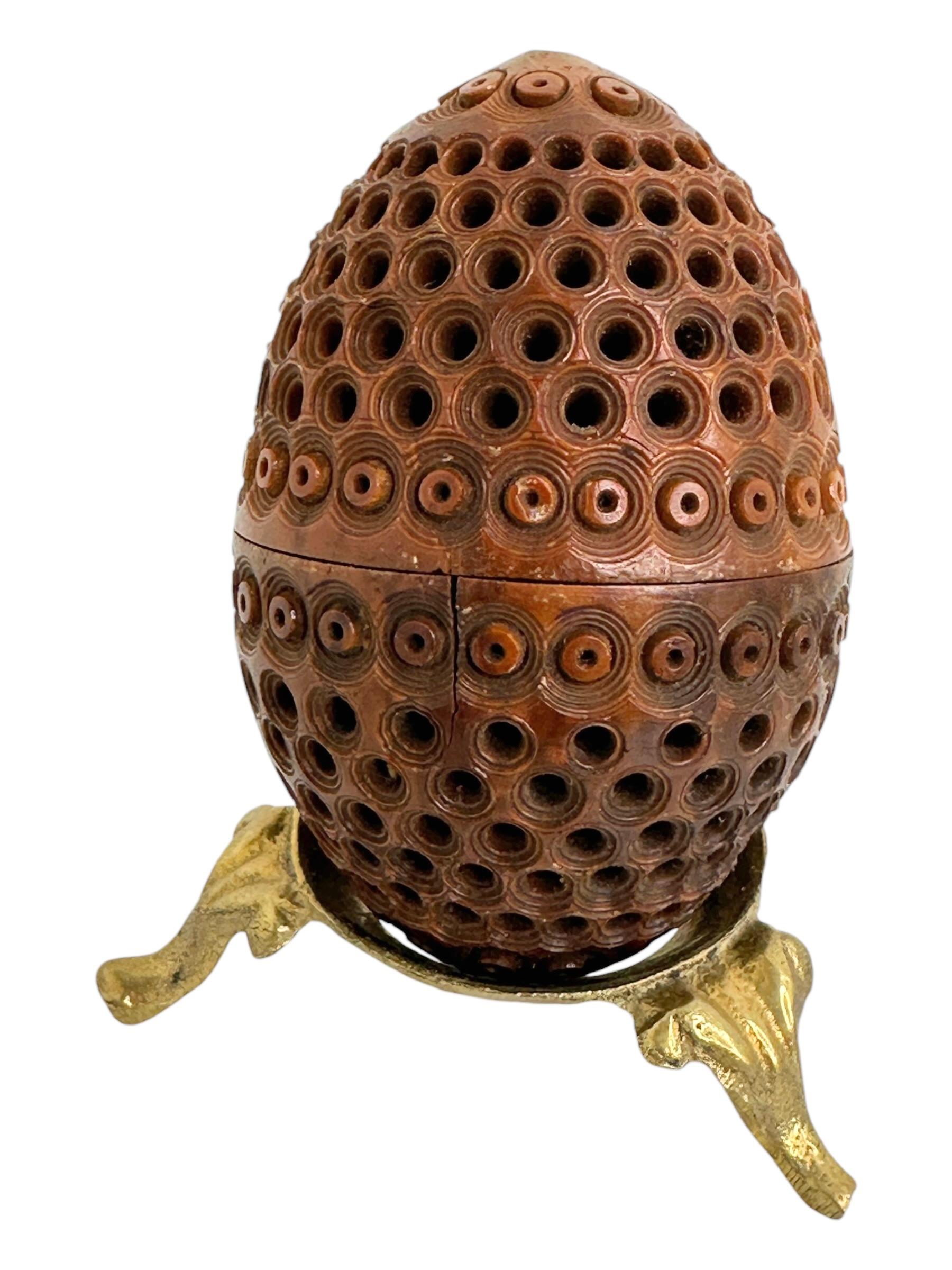 Boîte à oeufs en coquille sculptée à la main 19ème siècle Piège à puces Pomander Needle Case Bon état - En vente à Nuernberg, DE
