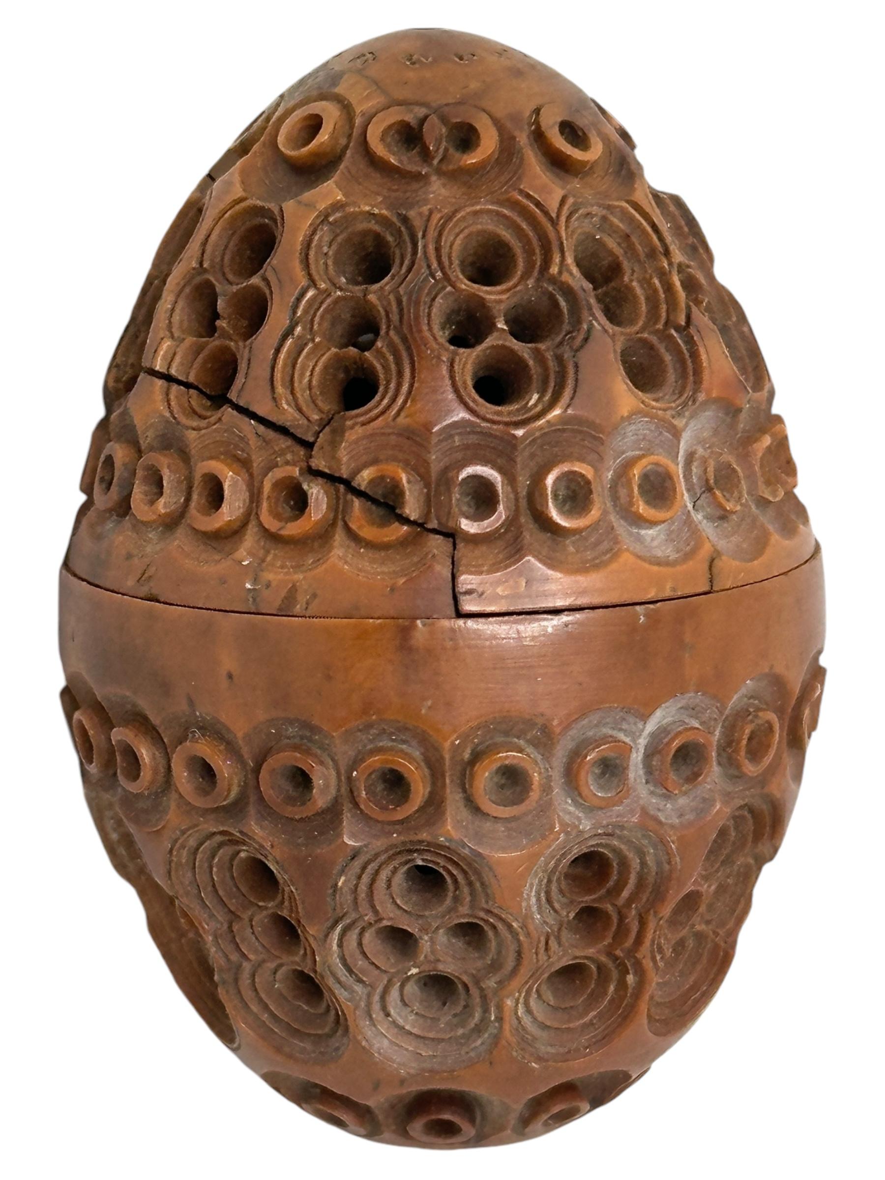 Boîte à oeufs en coquille sculptée à la main 19ème siècle Piège à puces Pomander Needle Case Bon état - En vente à Nuernberg, DE