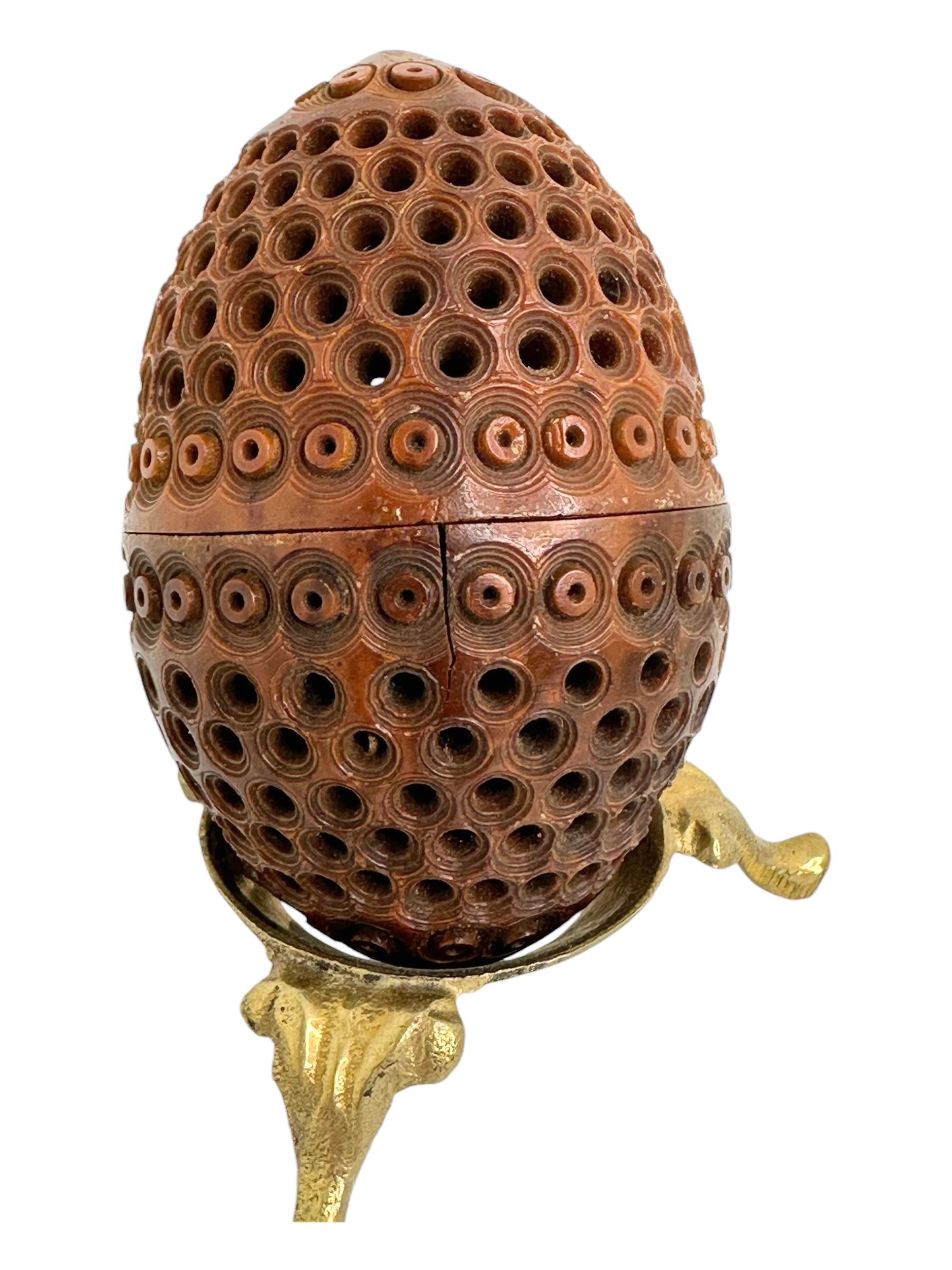 Fin du XIXe siècle Boîte à oeufs en coquille sculptée à la main 19ème siècle Piège à puces Pomander Needle Case en vente