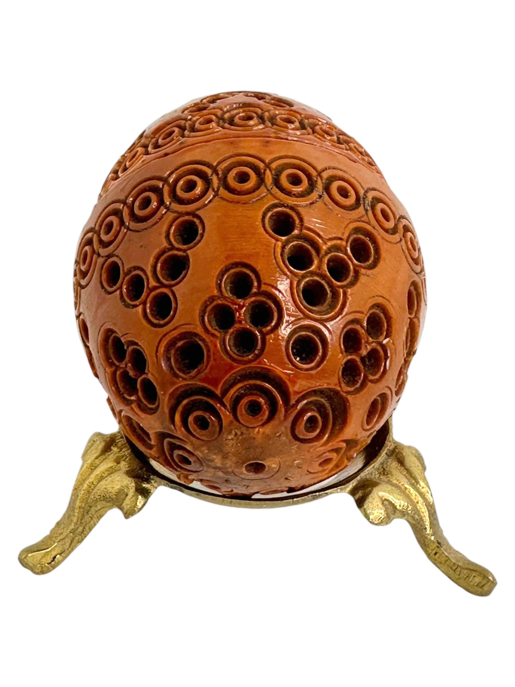 Fin du XIXe siècle Boîte à oeufs en coquille sculptée à la main 19ème siècle Piège à puces Pomander Needle Case en vente