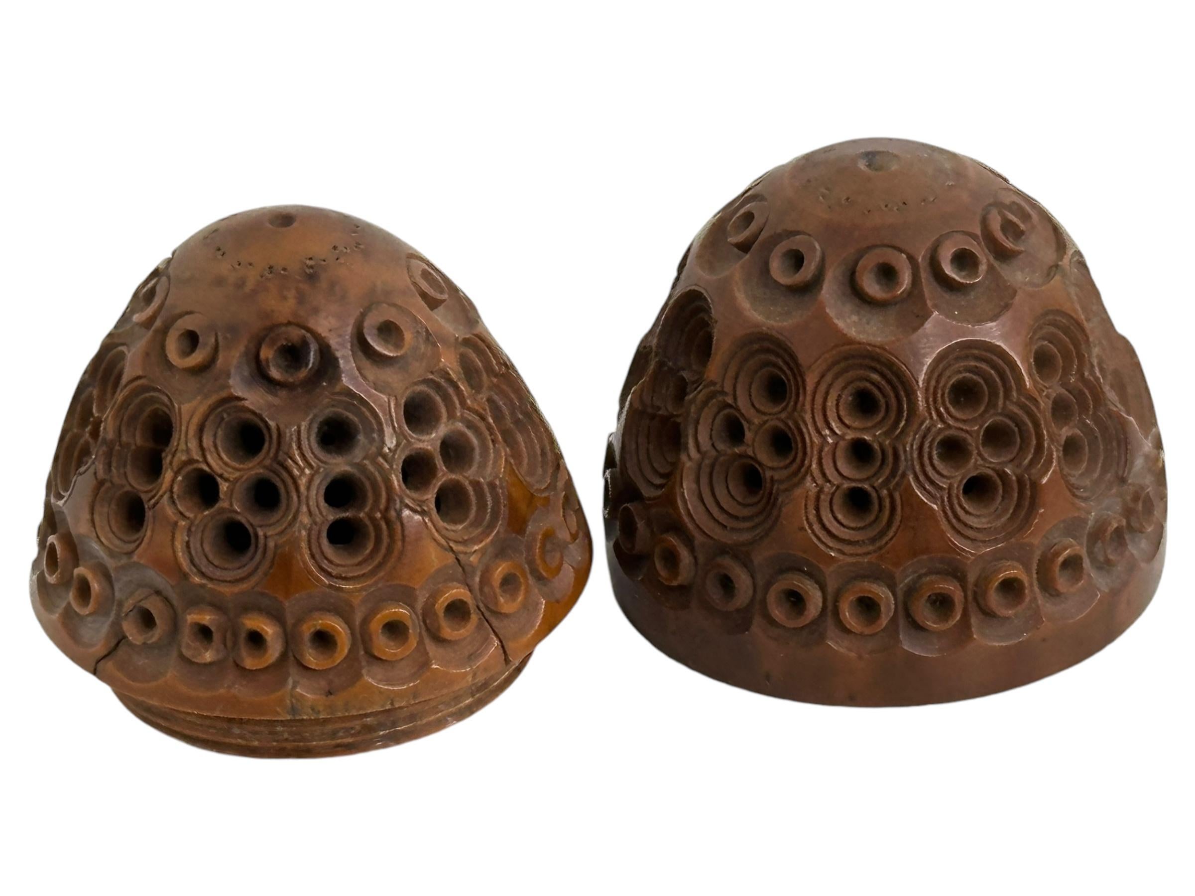 Fin du XIXe siècle Boîte à oeufs en coquille sculptée à la main 19ème siècle Piège à puces Pomander Needle Case en vente