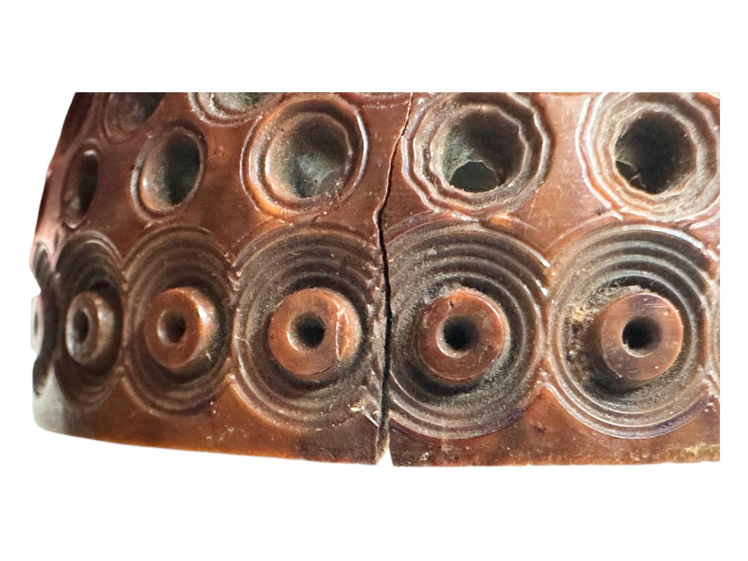 Bois Boîte à oeufs en coquille sculptée à la main 19ème siècle Piège à puces Pomander Needle Case en vente