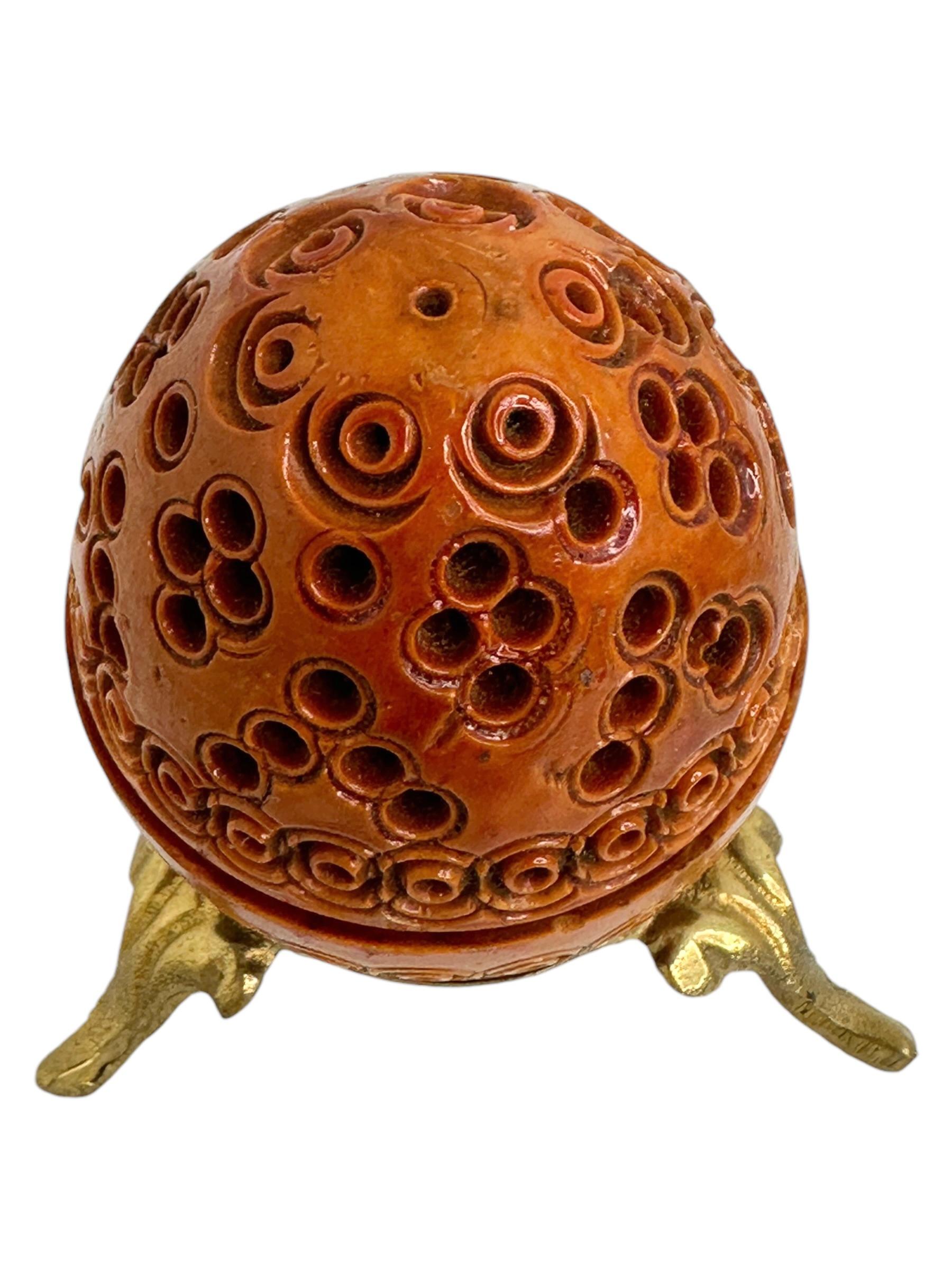 Bois Boîte à oeufs en coquille sculptée à la main 19ème siècle Piège à puces Pomander Needle Case en vente