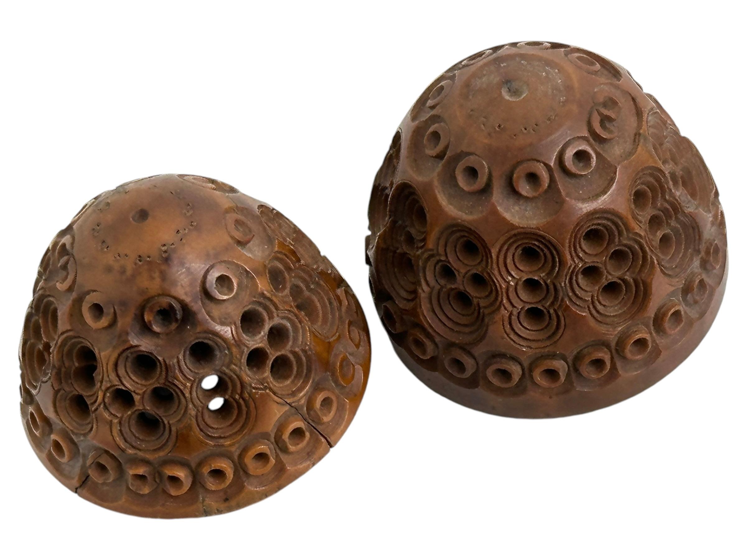 Bois Boîte à oeufs en coquille sculptée à la main 19ème siècle Piège à puces Pomander Needle Case en vente