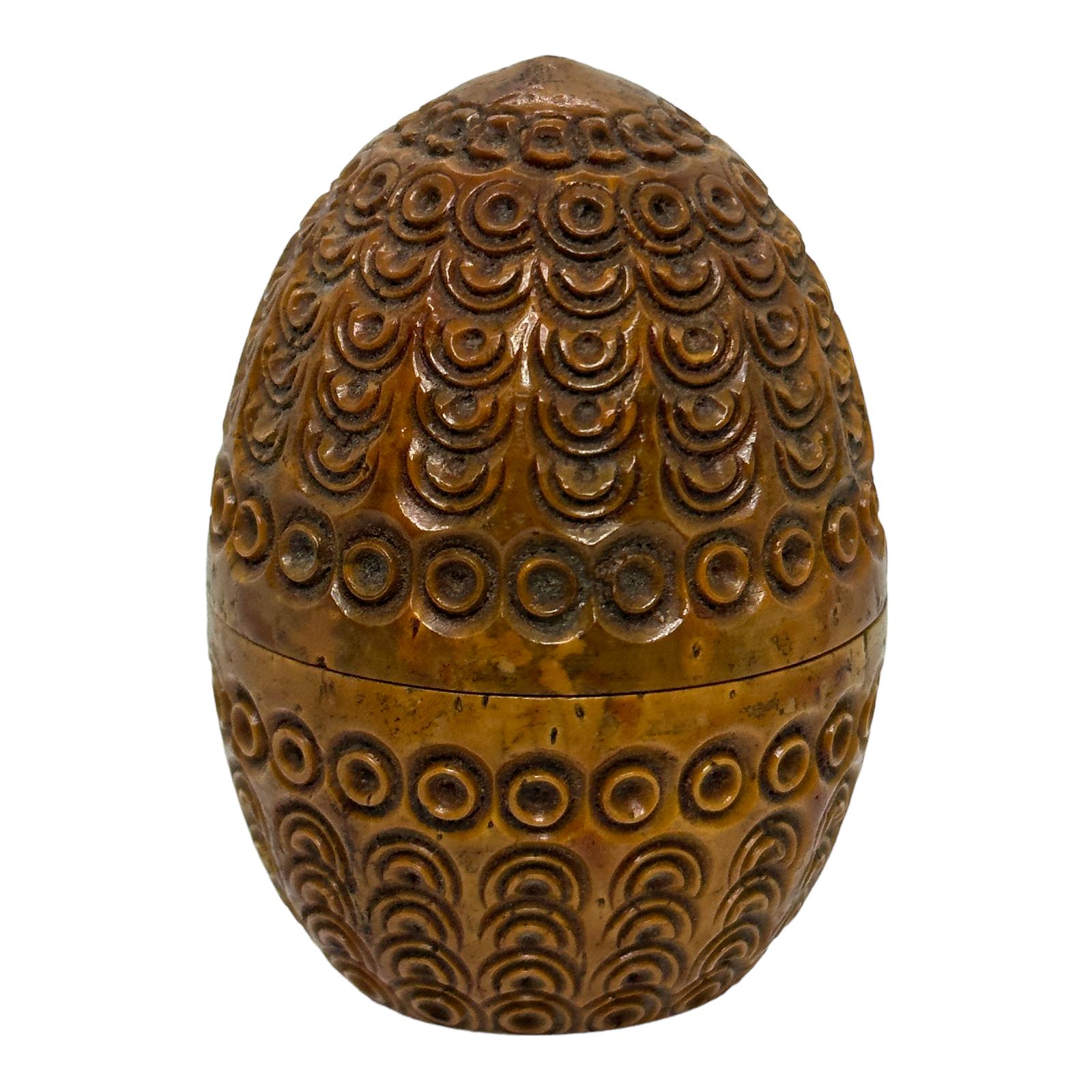 Hand Carved Coquille Nut Egg Box 19th Century Flea Trap Pomander Needle Case In Good Condition For Sale In Nuernberg, DE