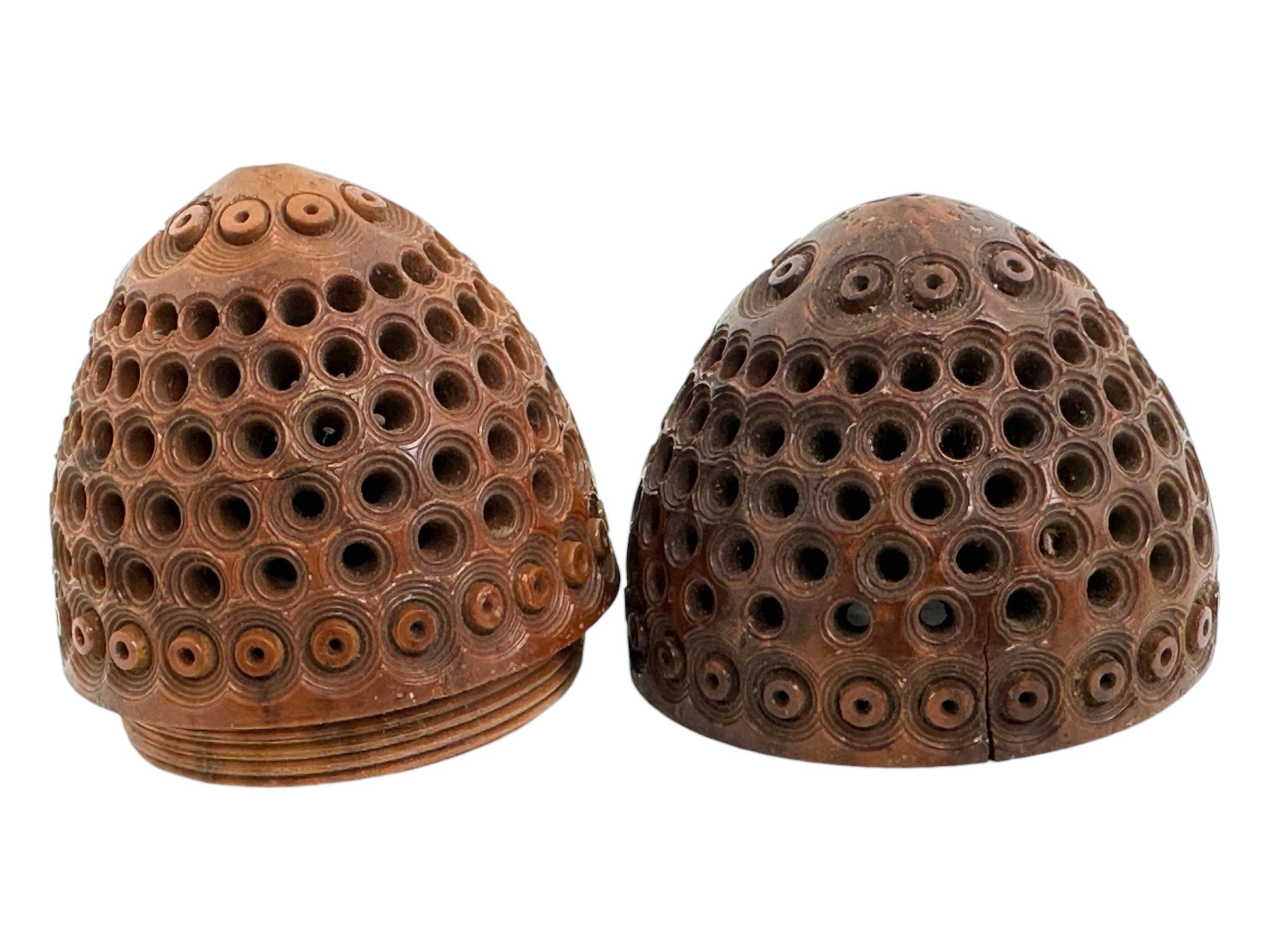 Boîte à oeufs en coquille sculptée à la main 19ème siècle Piège à puces Pomander Needle Case en vente 1