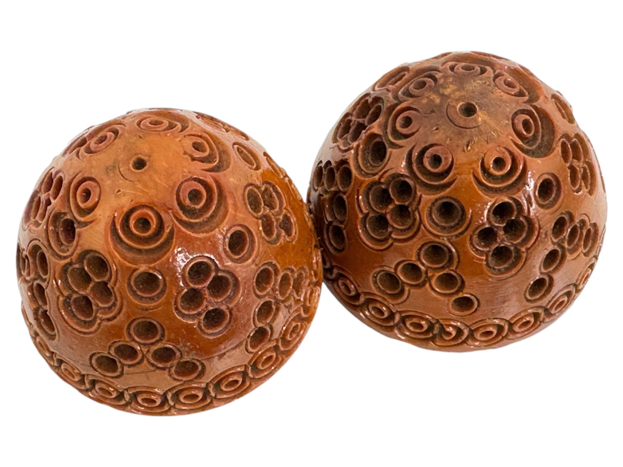 Boîte à oeufs en coquille sculptée à la main 19ème siècle Piège à puces Pomander Needle Case en vente 1