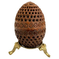 Huevera de Nuez Coquille Tallada a Mano Siglo XIX Trampa de Pulgas Pomander Estuche de Aguja