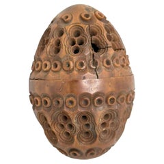 Huevera de Nuez Coquille Tallada a Mano Siglo XIX Trampa de Pulgas Pomander Estuche de Aguja