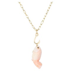  Pendentif poisson en corail sculpté à la main sur crochet en or jaune 18 carats