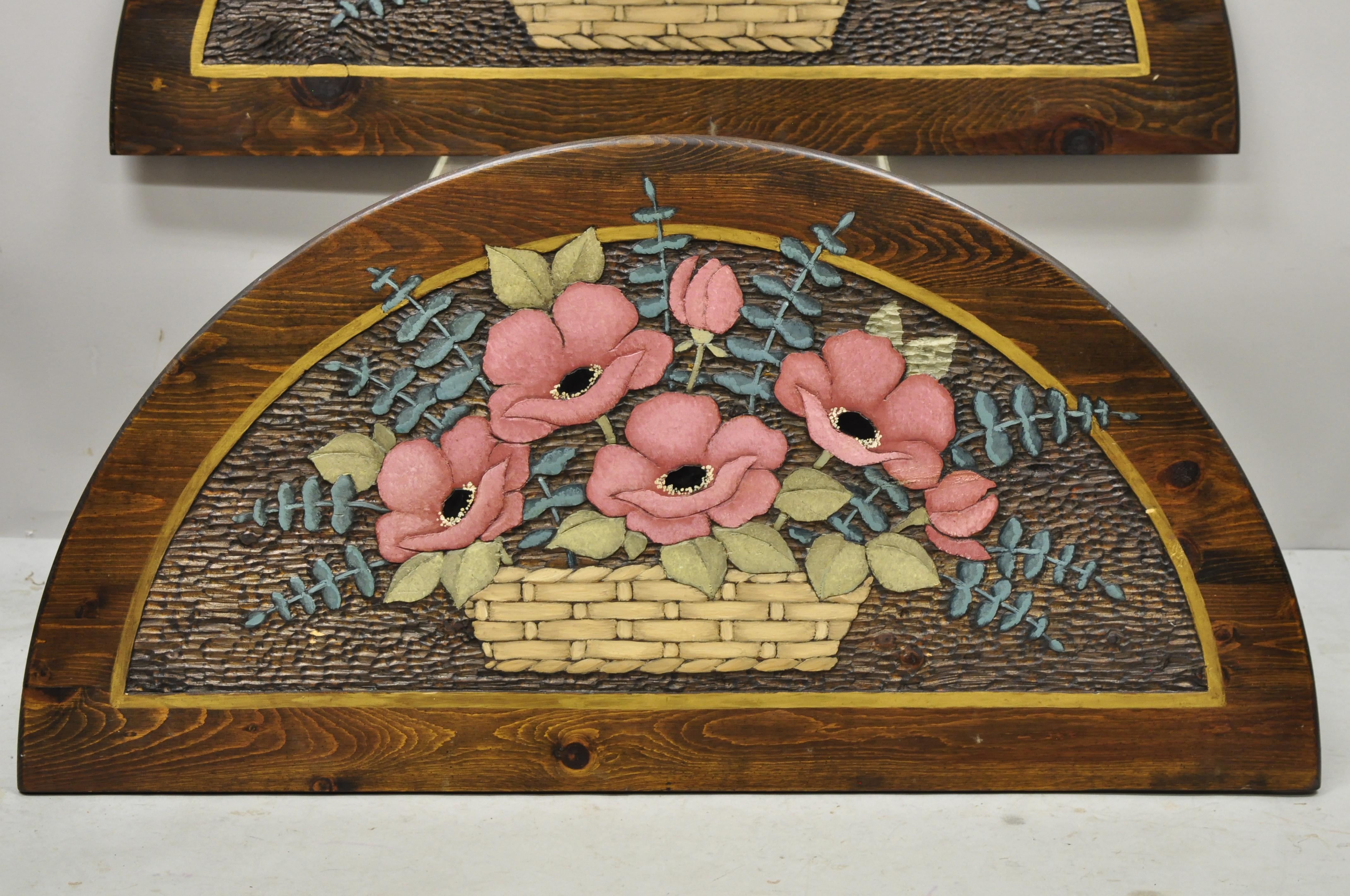 Paire de plaques murales d'art en pin français sculptées à la main représentant un bouquet de fleurs, style campagnard en vente 4