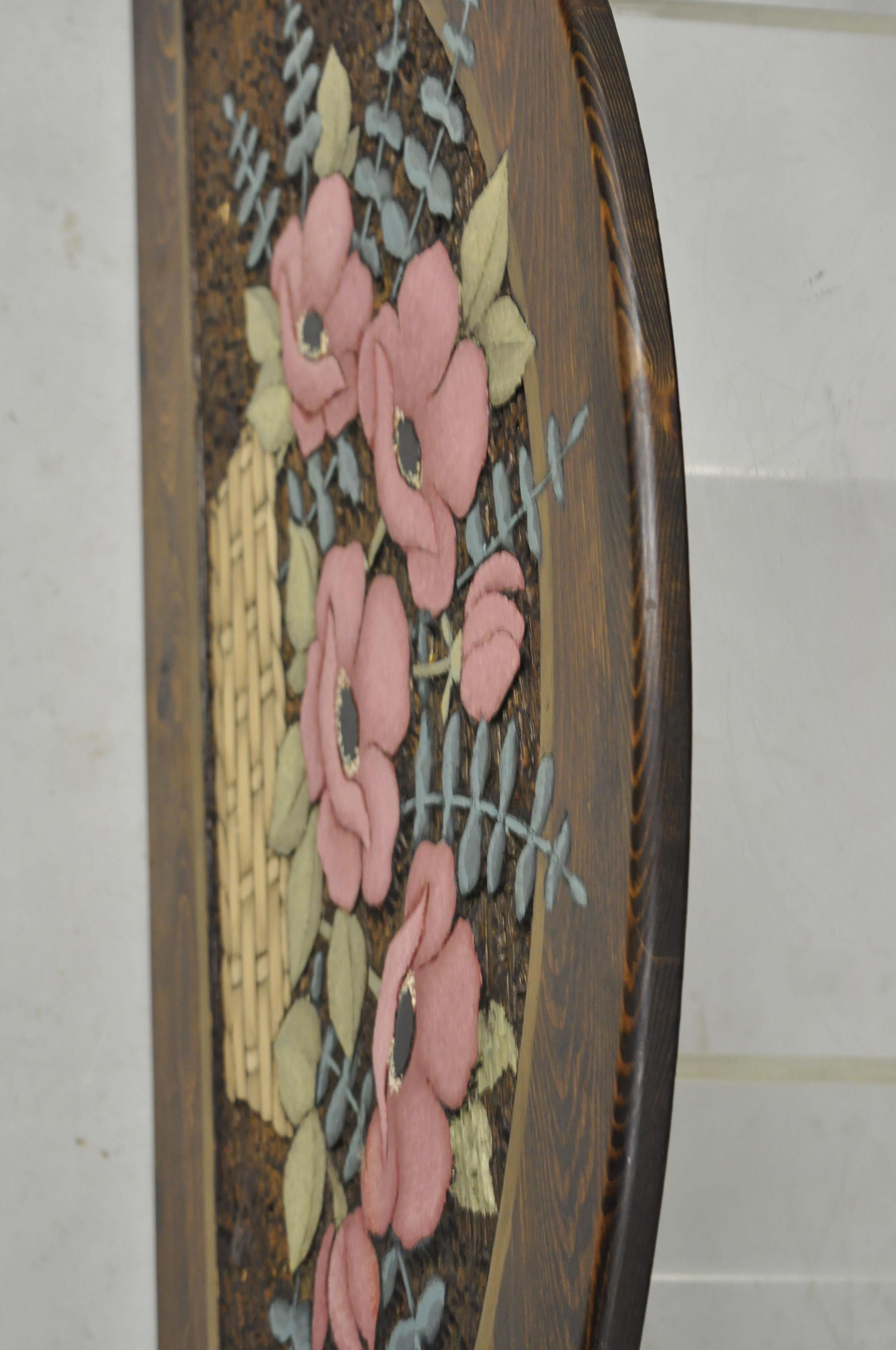 20ième siècle Paire de plaques murales d'art en pin français sculptées à la main représentant un bouquet de fleurs, style campagnard en vente