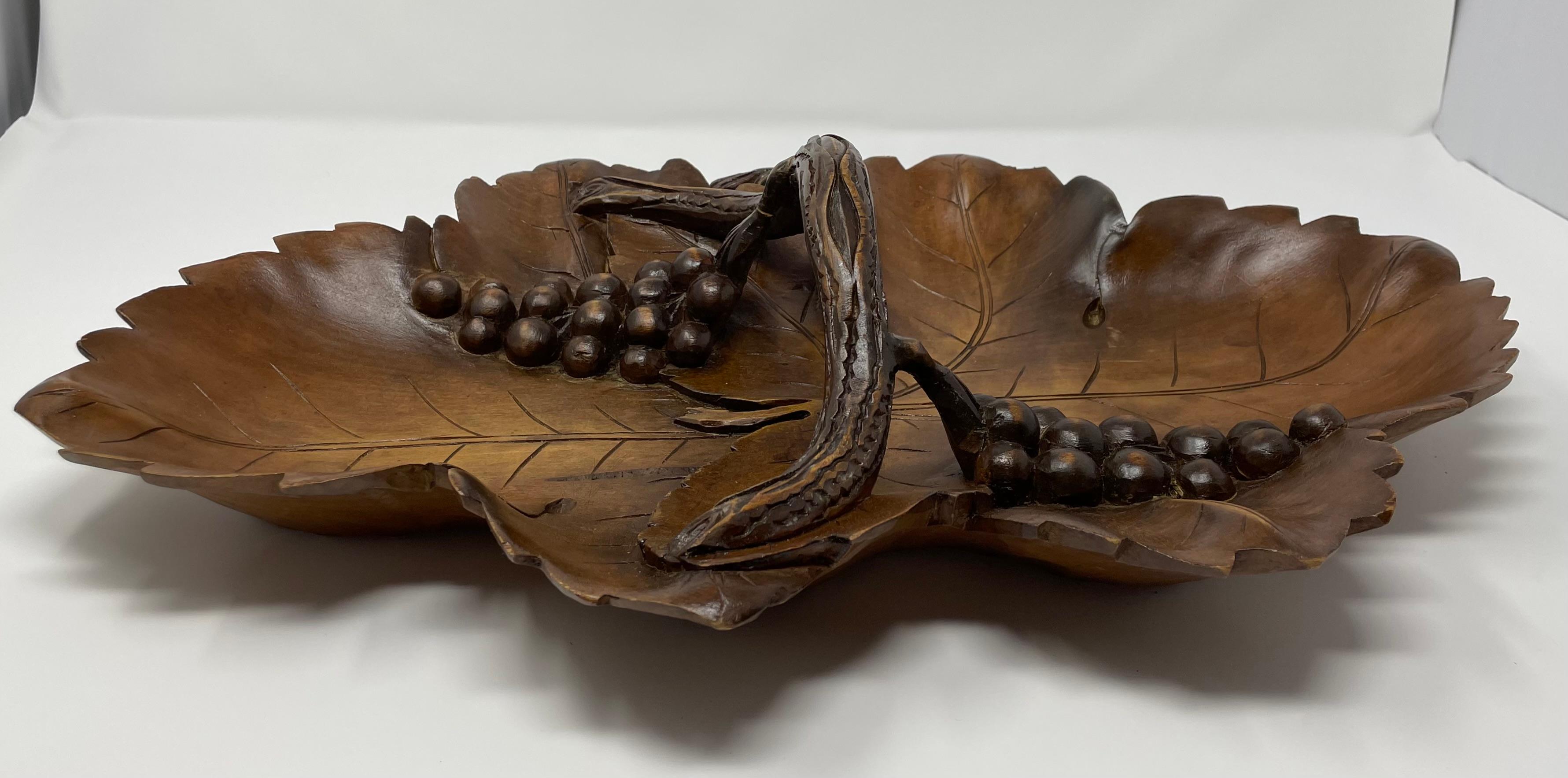 Hand-Carved Country French Wood Fruit Tray circa 1950 In Good Condition For Sale In New Orleans, LA