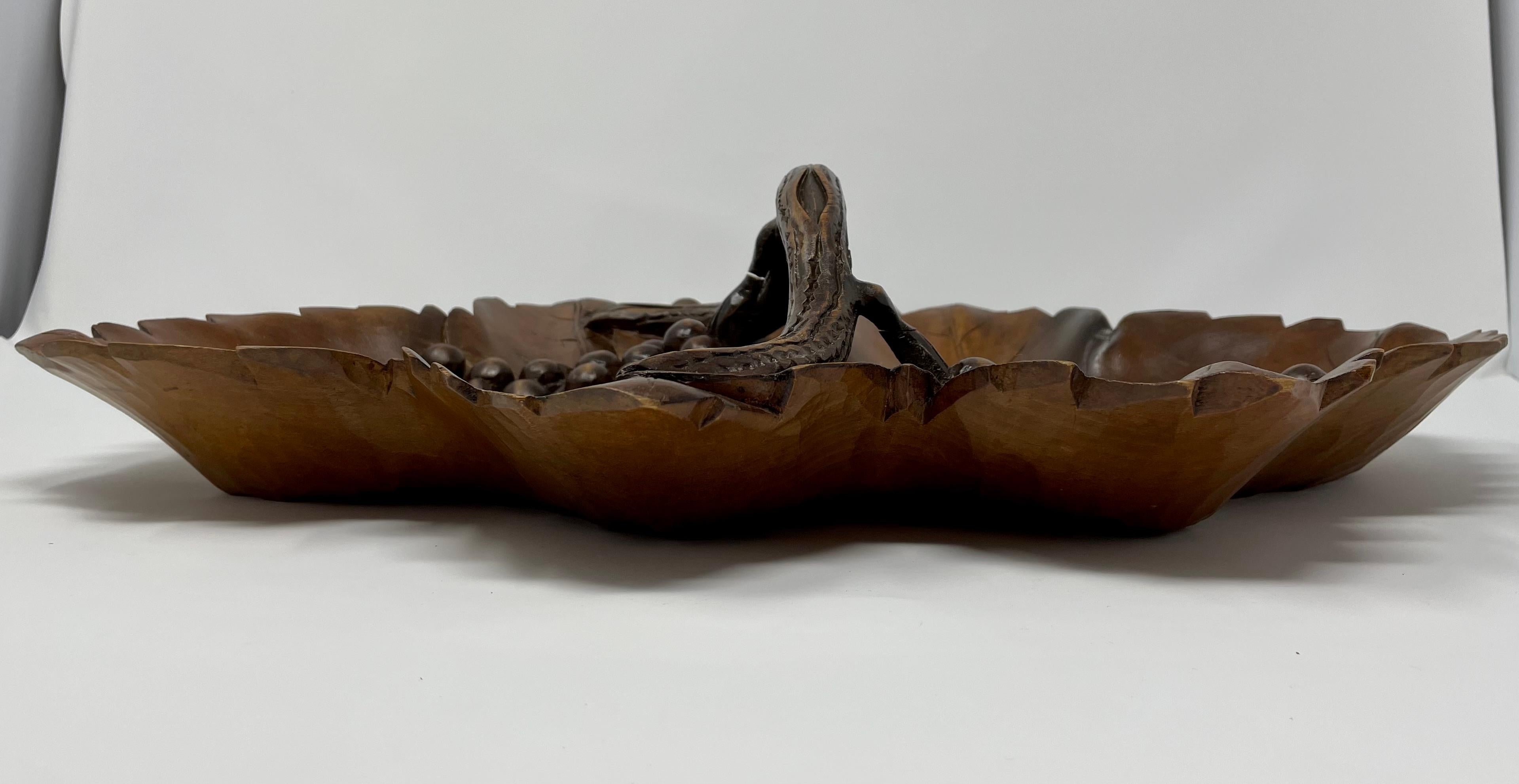 Hand-Carved Country French Wood Fruit Tray circa 1950 For Sale 2