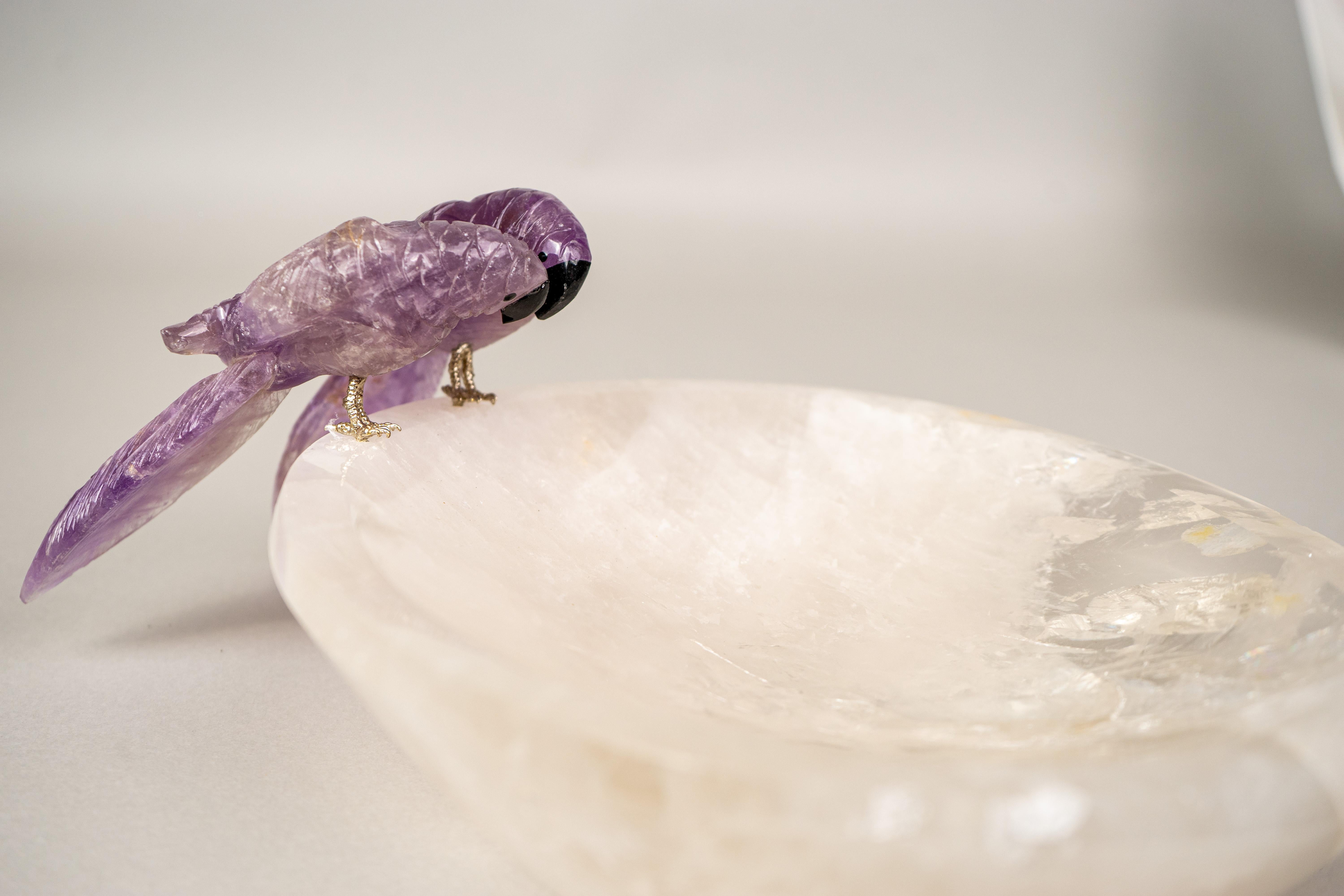 Delicata coppia di pappagalli scolpiti in ametista, incastonati su una ciotola di quarzo chiaro

▫️ Descrizione

Raffigurante una coppia di pappagalli brasiliani, questa ciotola intagliata a mano trae ispirazione dalla ricca fauna del paese ed è